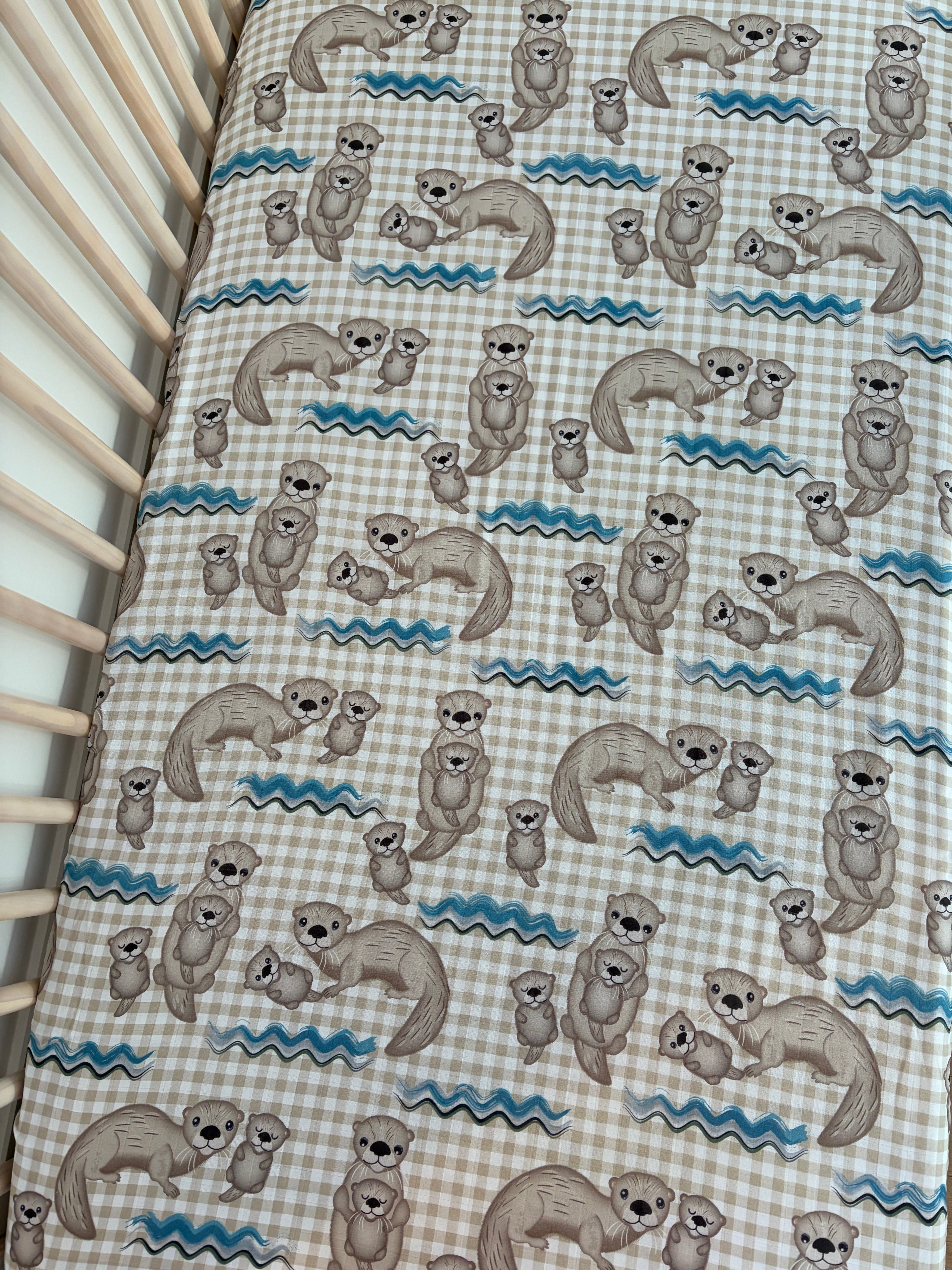 Drap contour pour bassinette en mousseline : Loutres en détente