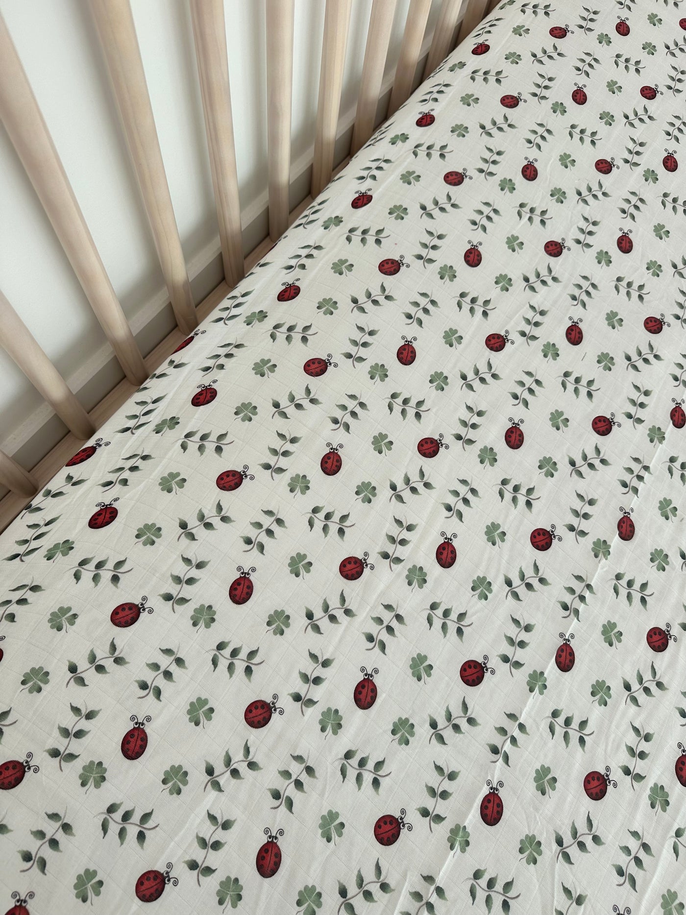 Fitted sheet for crib in muslin: Lucky ladybugs