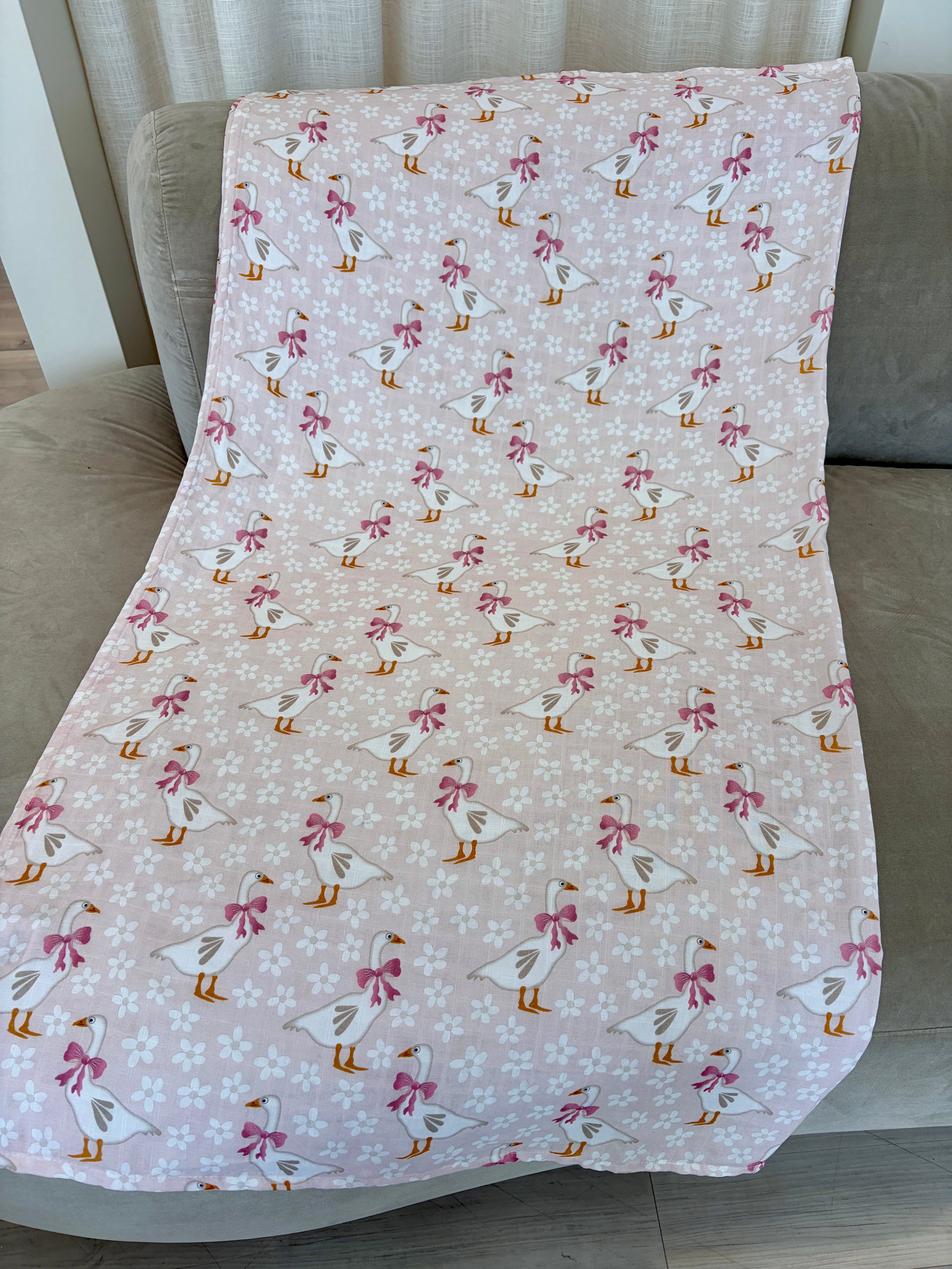 Couverture de mousseline: Oies jardins de marguerites fond rose