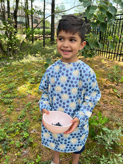 Waterproof art and cooking apron for children (4 to 7 years): Saguenay Lac-Saint-Jean blueberry party