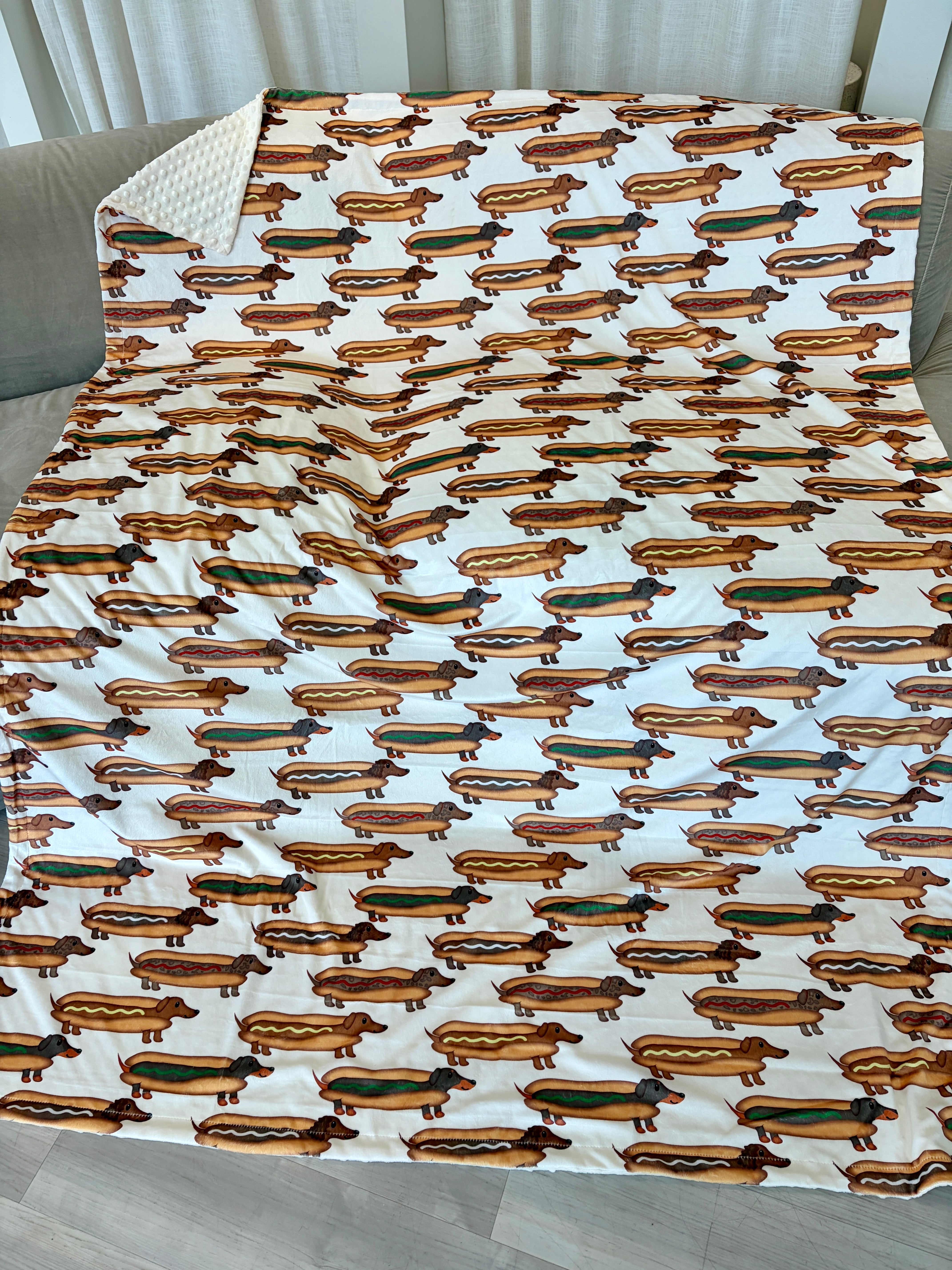 Couverture Géante : Chiens saucisse déguisés en hot dog