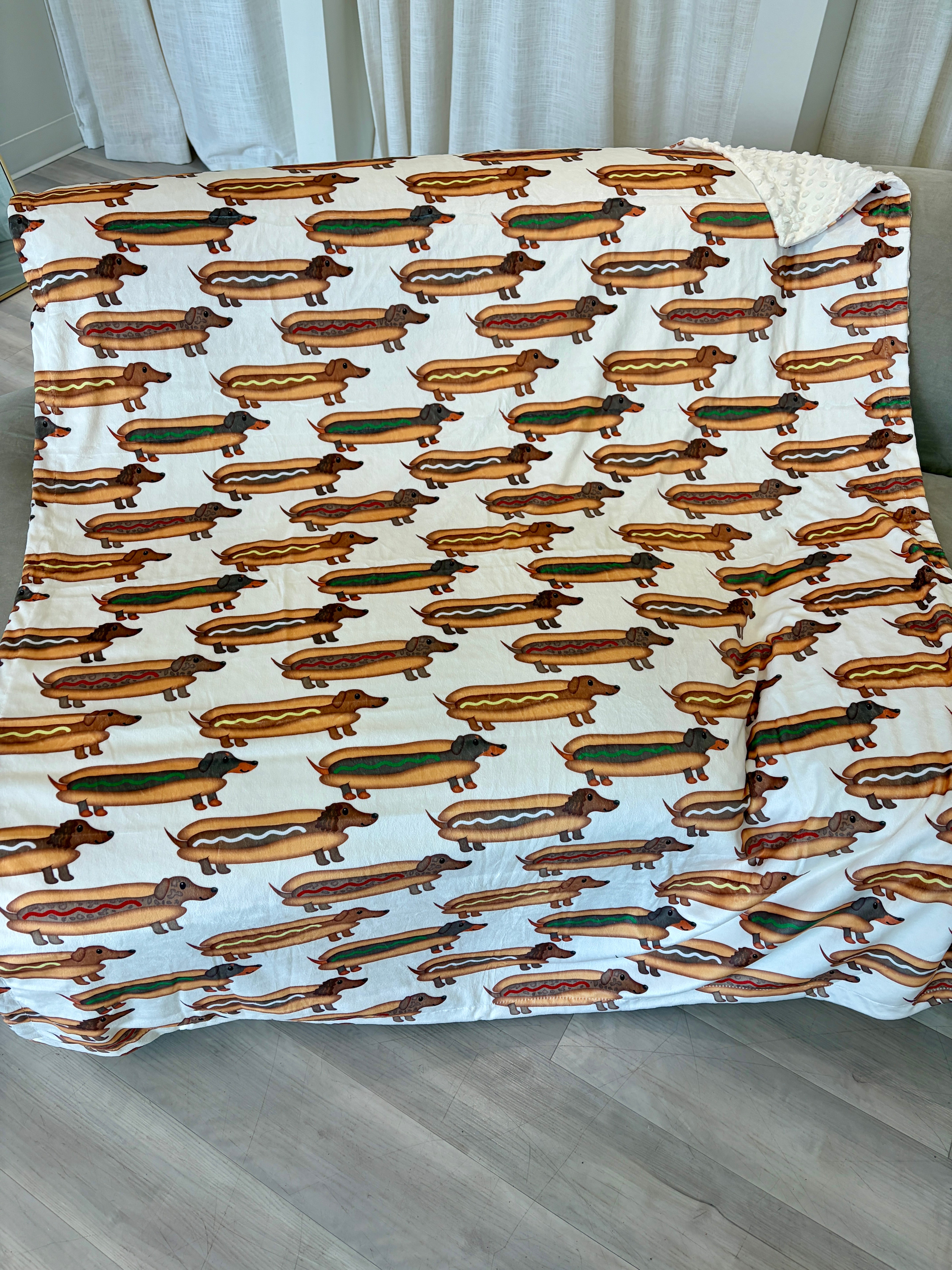 Couverture Moyenne : Chiens saucisse déguisés en hot dog