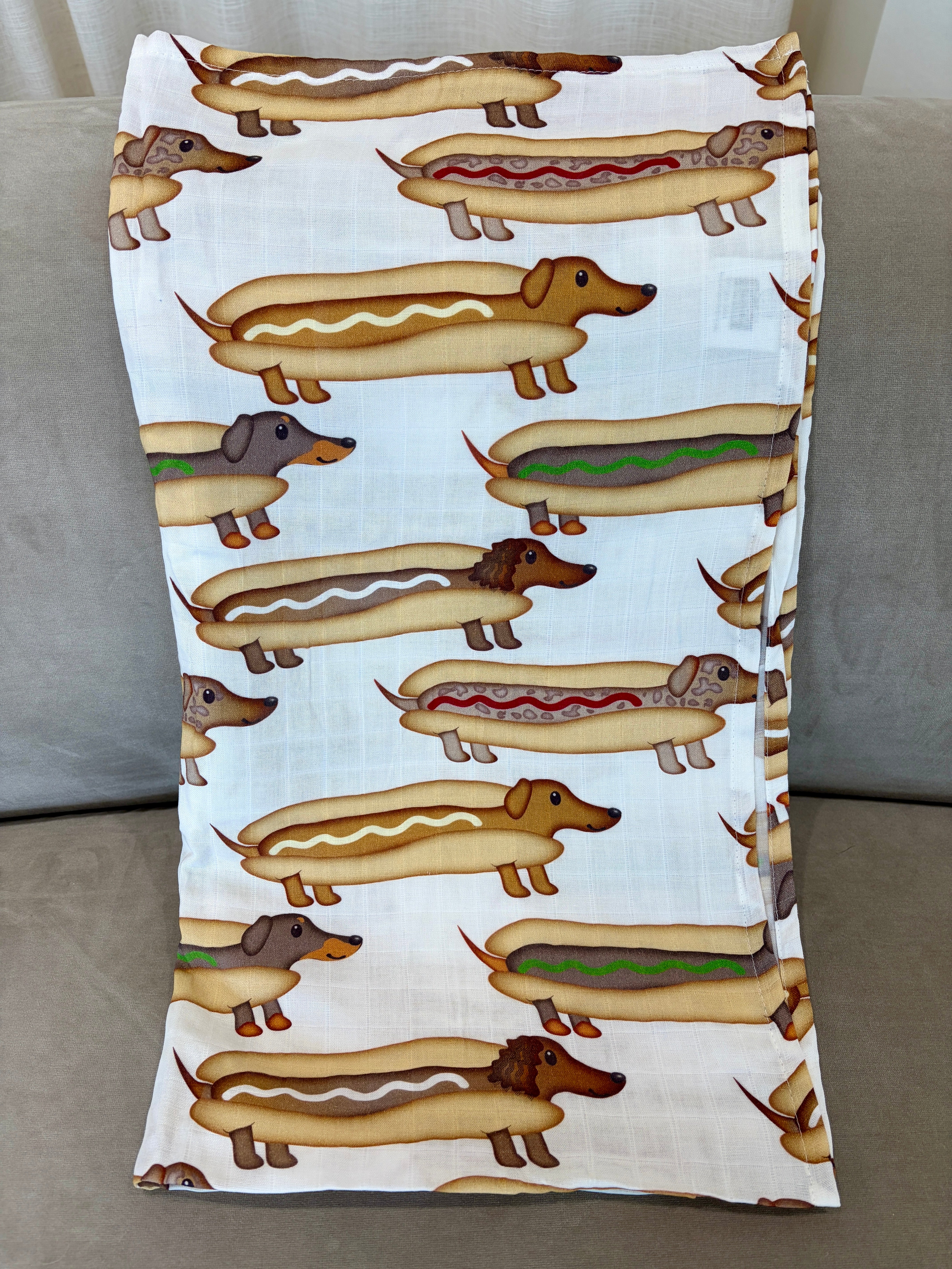 Couverture de mousseline: Chiens saucisse déguisés en hot dog
