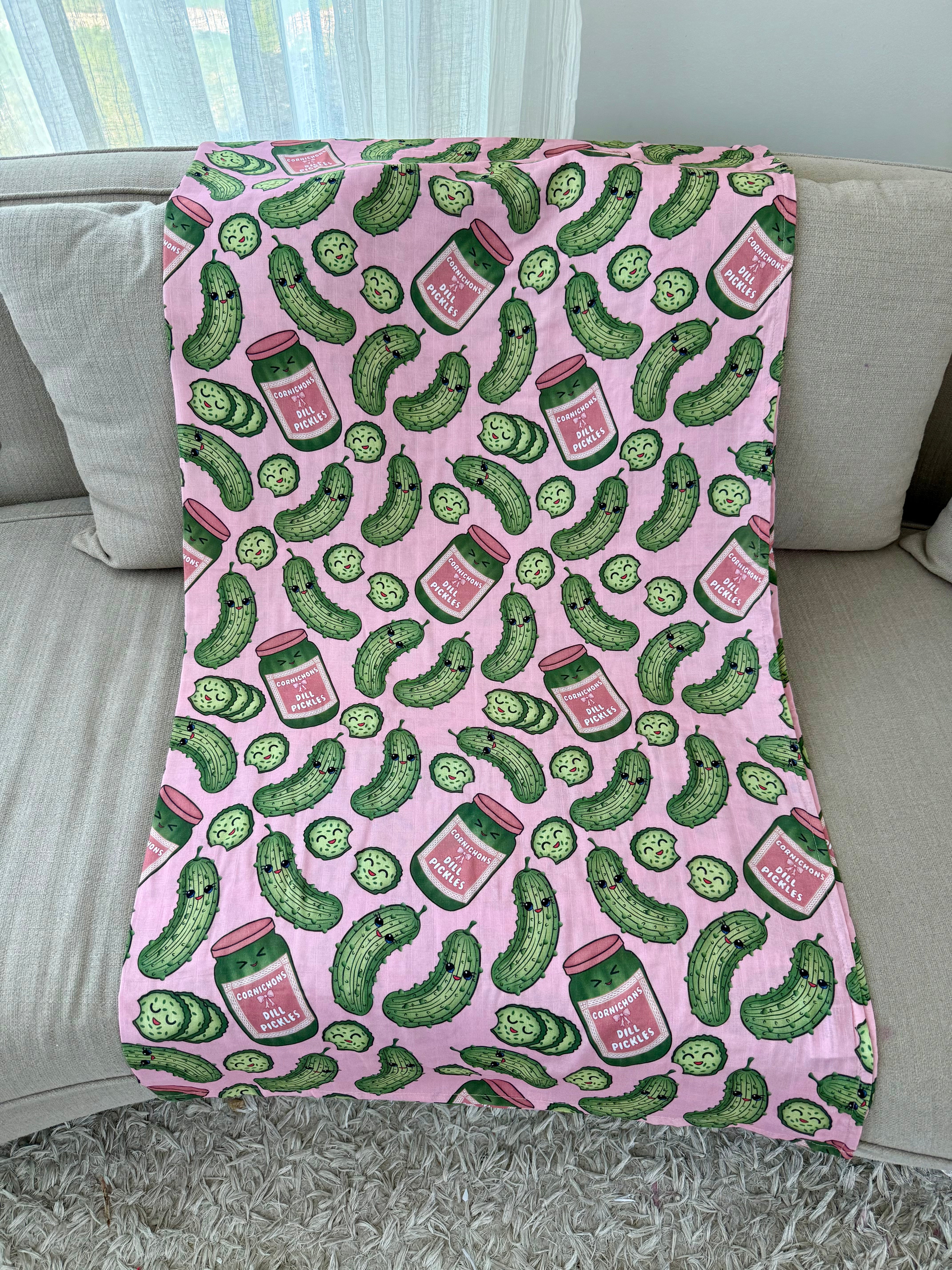 Couverture de mousseline: Invasion des cornichons pickles (fond rose)