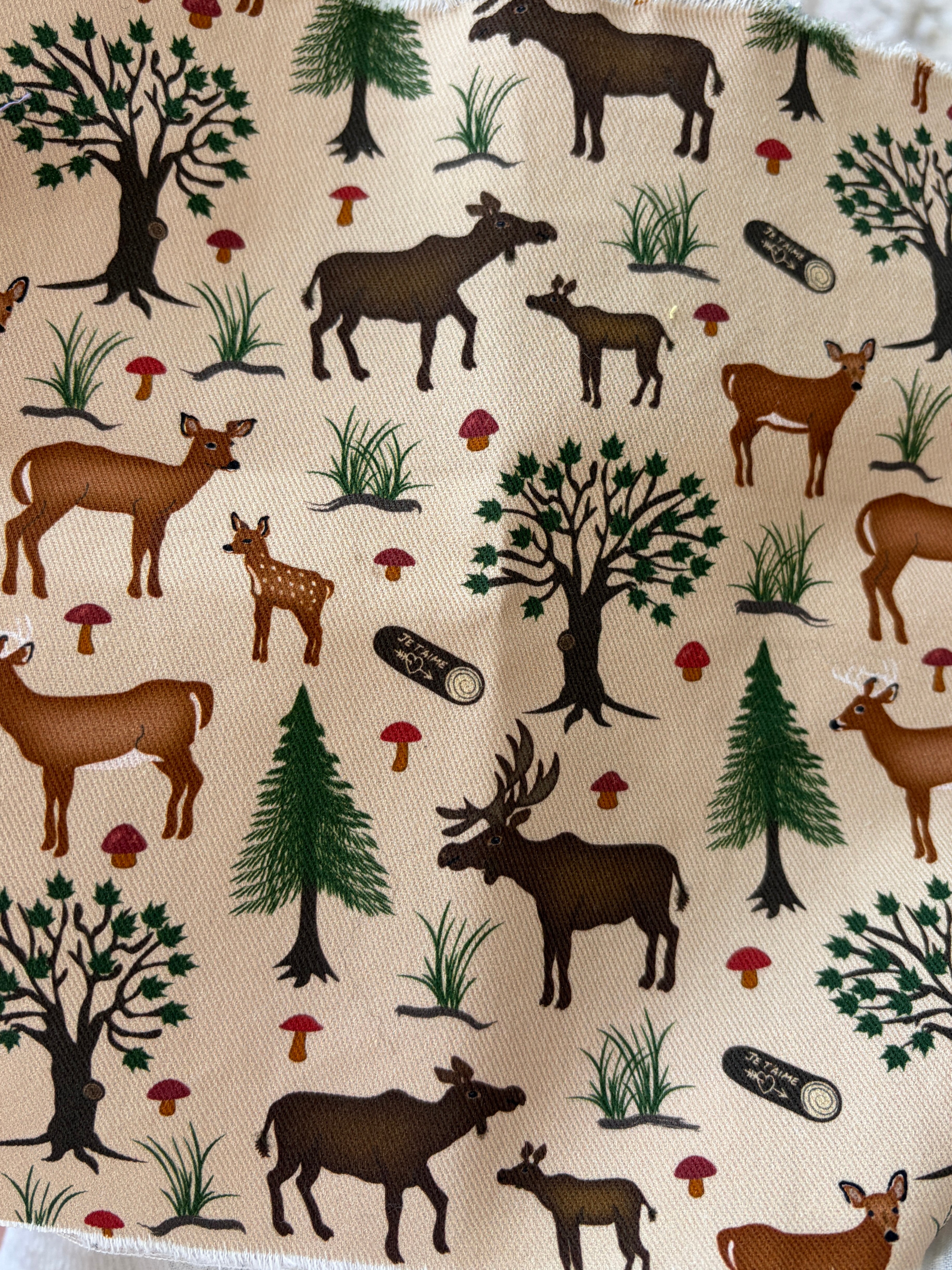 Chapeau Reversible : Chevreuils et orignaux dans la forêt