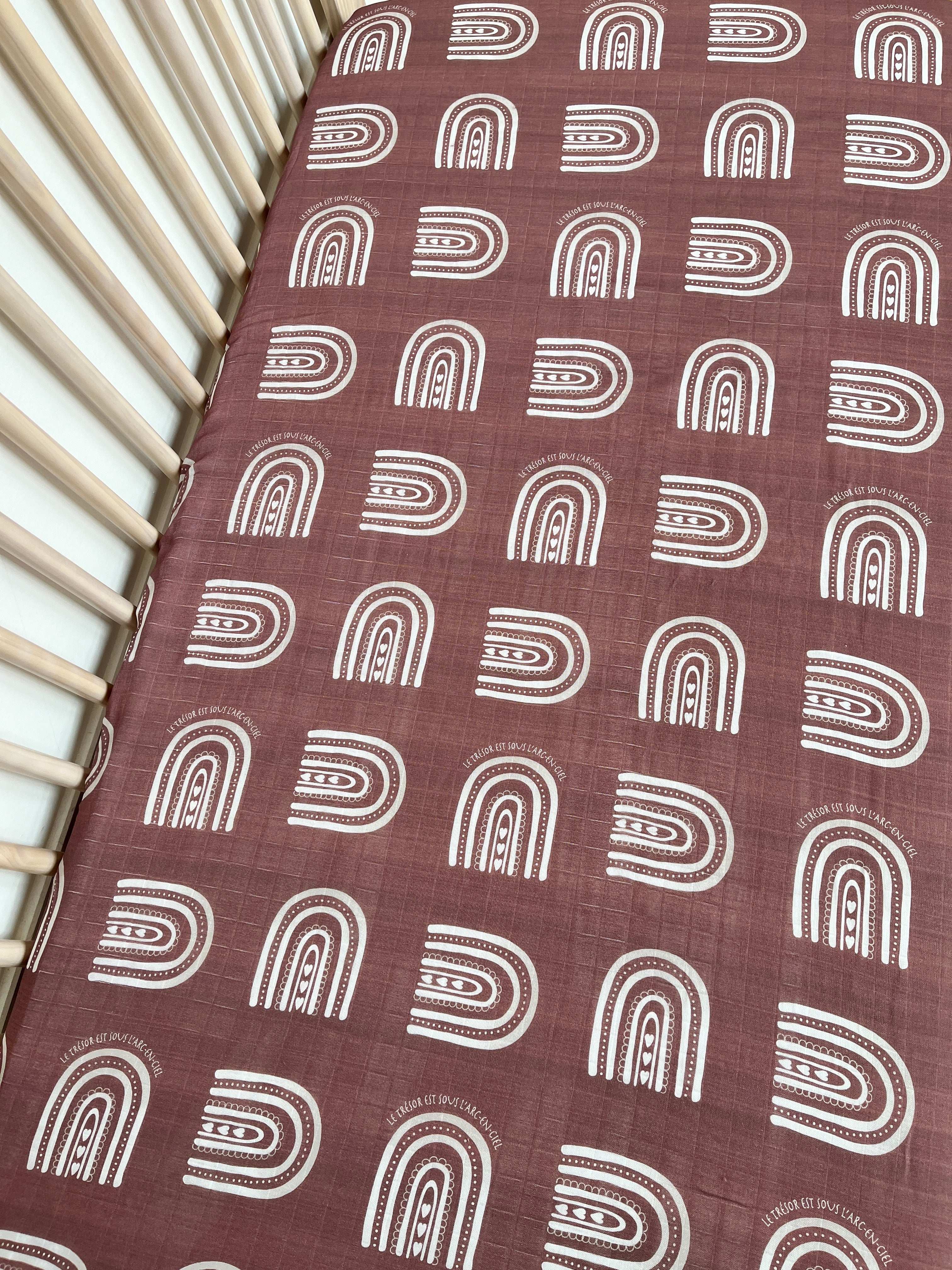 Drap contour pour bassinette en mousseline : Sous l’arc-en-ciel BOHO (fond terre)
