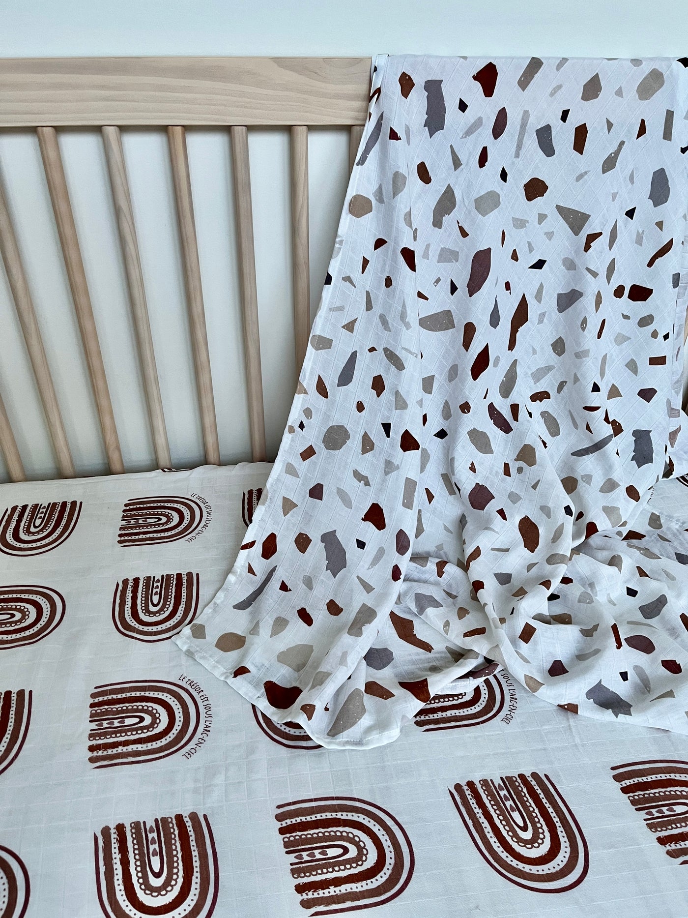 Fitted sheet for crib in muslin: Under the BOHO rainbow (cream background)