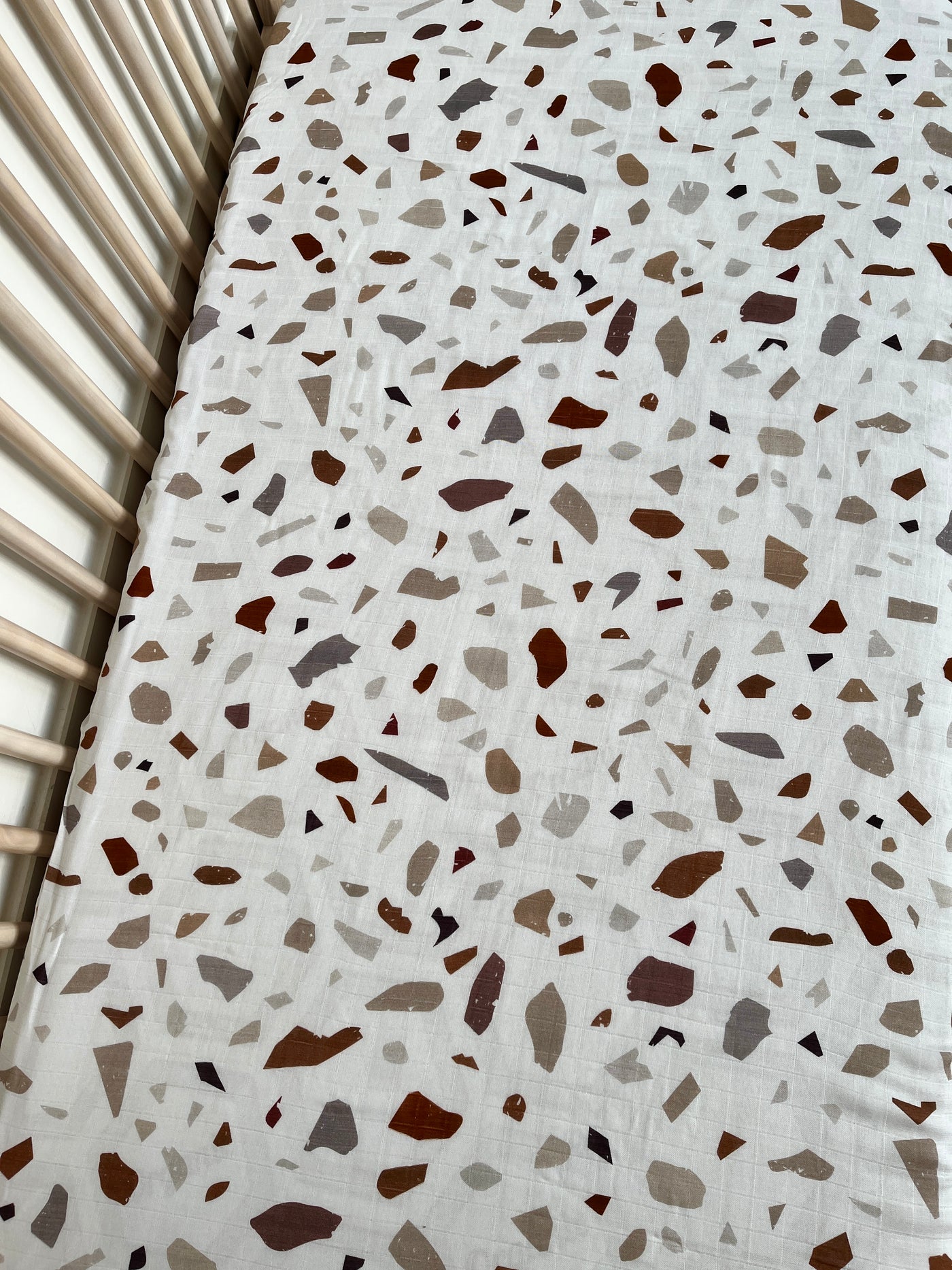 Musselin fitted sheet for crib: Beige Terrazzo BOHO