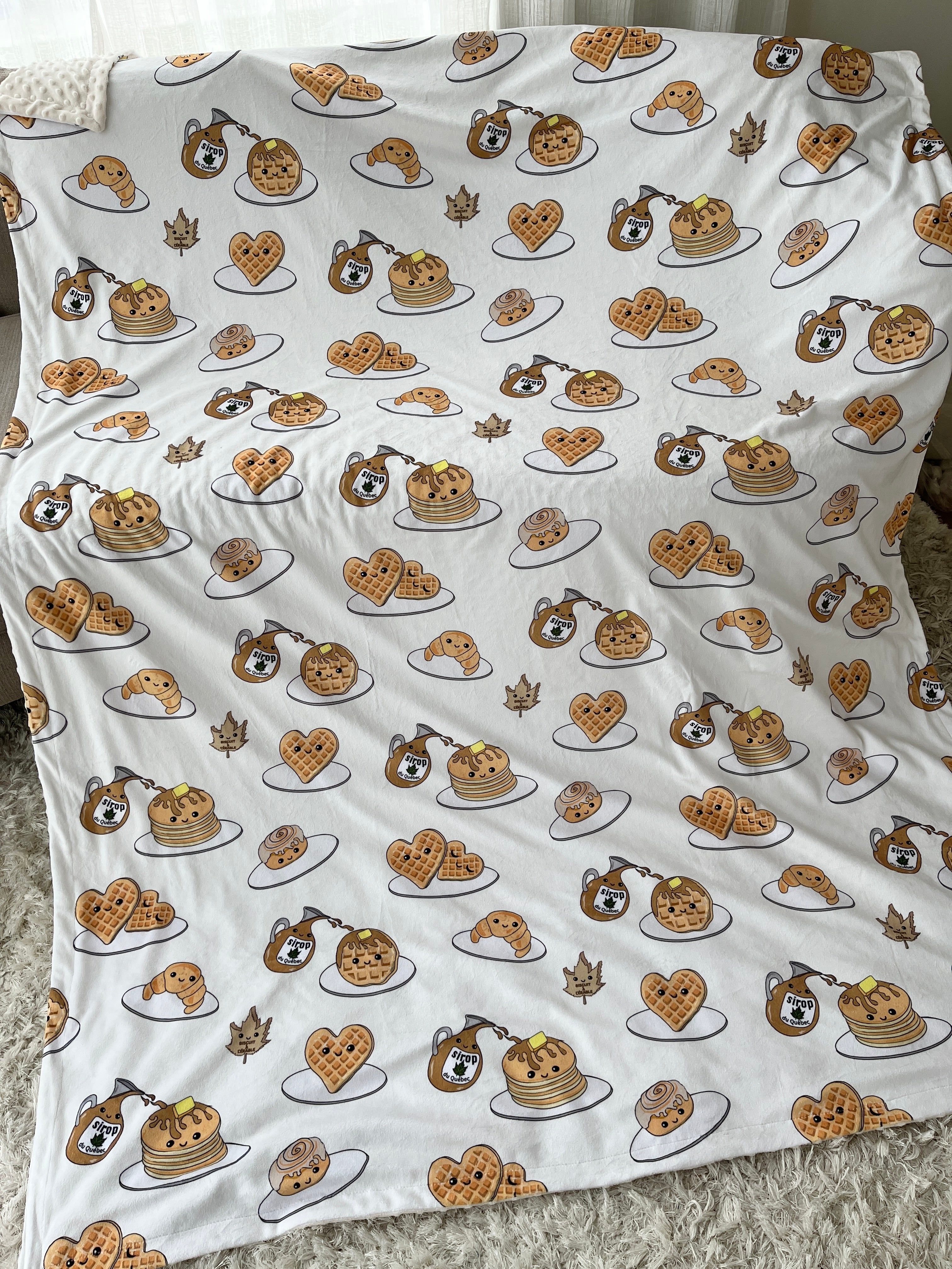 Couverture Géante : Sirop d’érable exquis et crêpes savoureuses (fond crème)