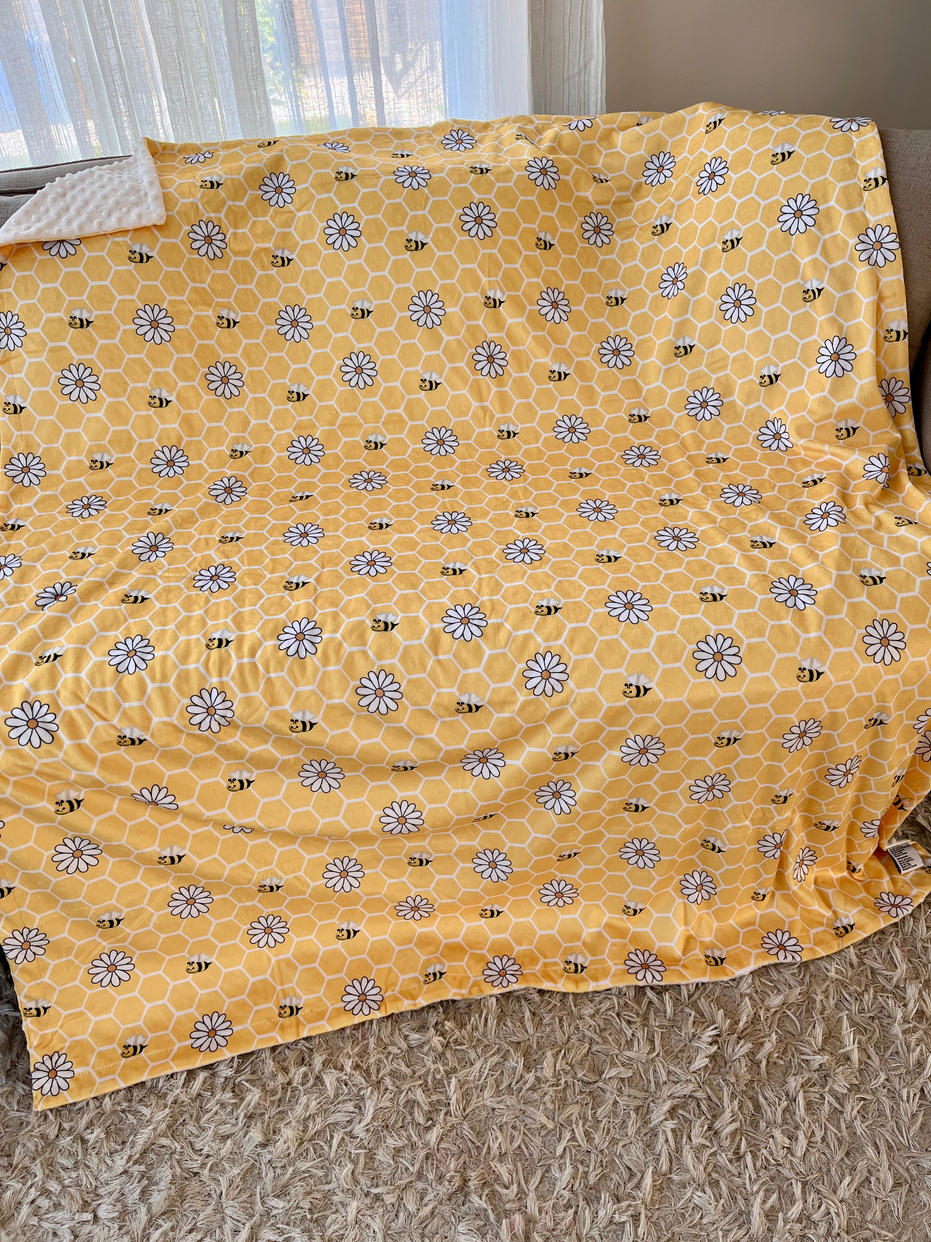 Couverture Moyenne : Abeilles dans un champ de fleurs