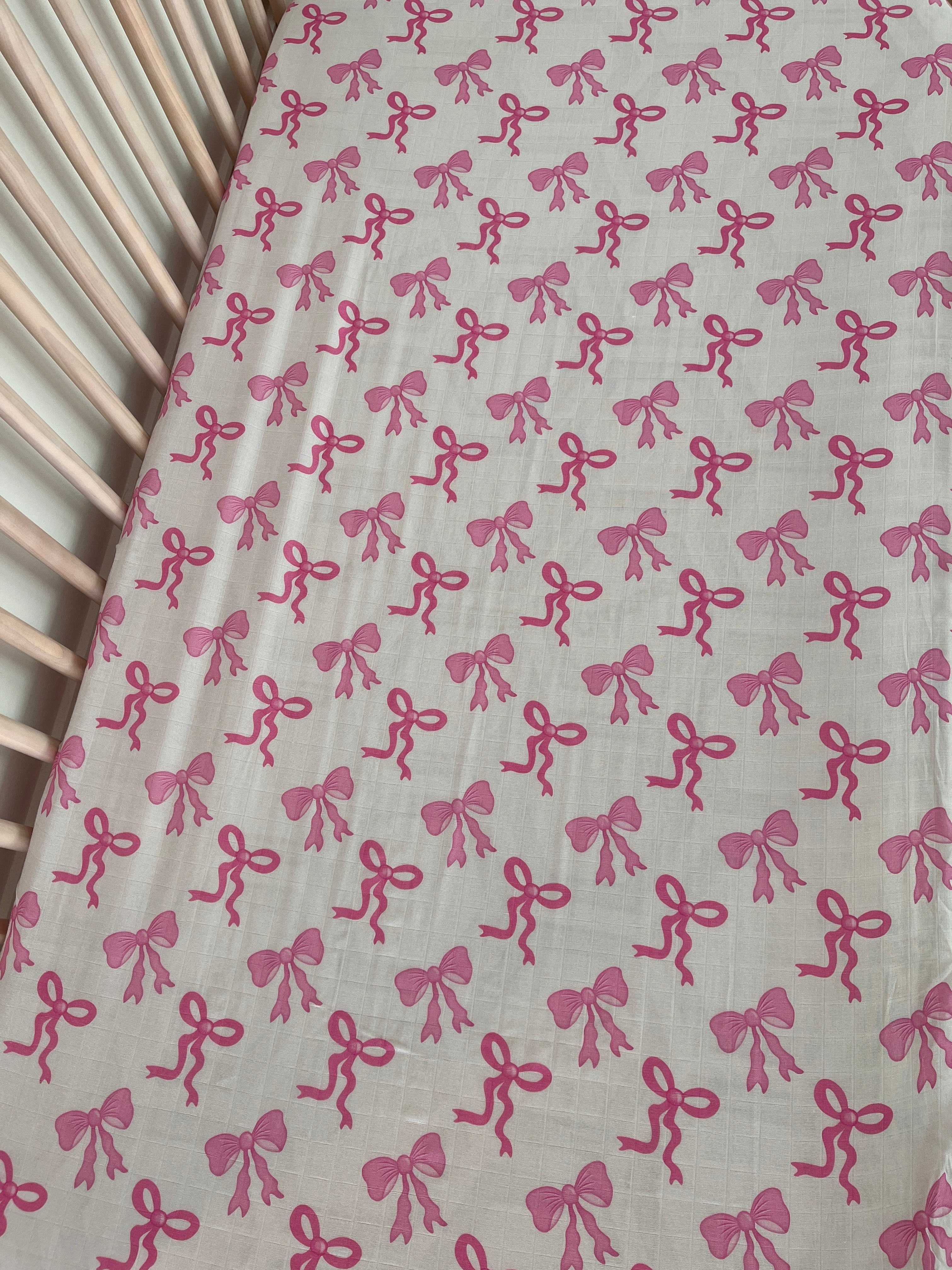 Drap contour pour bassinette en mousseline : Boucles (fond rose)