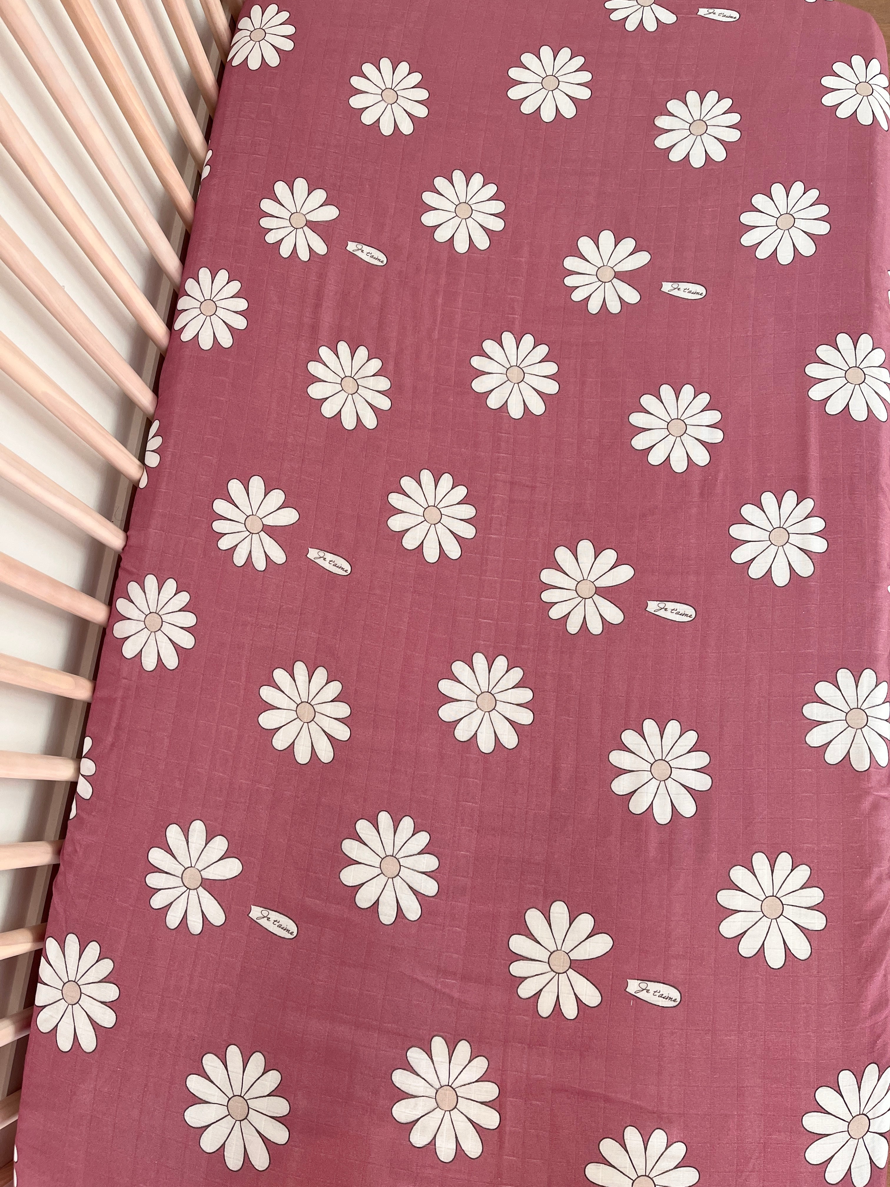 Musselin fitted sheet for crib: BOHO Daisies (raspberry background)