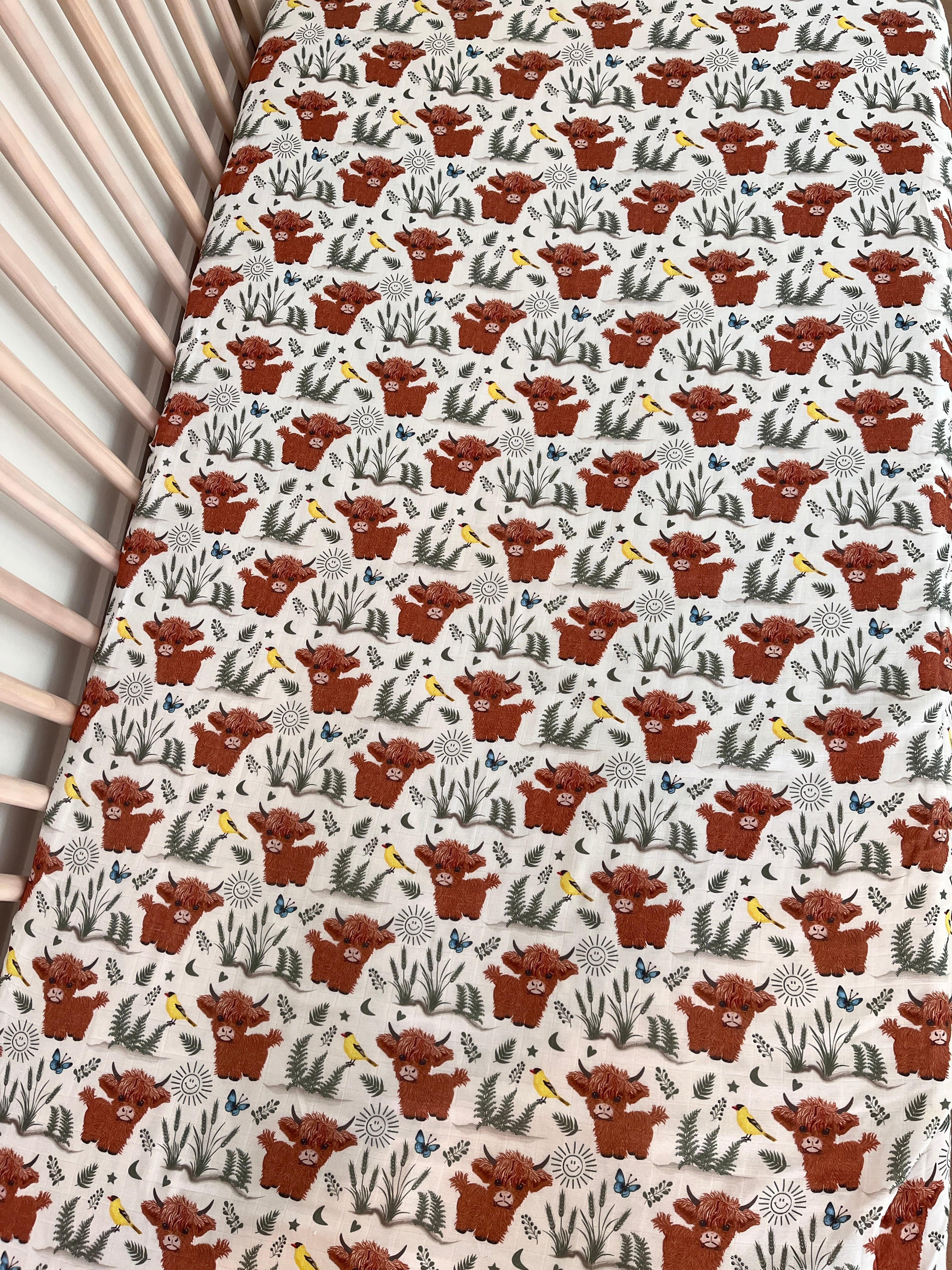 Drap contour pour bassinette en mousseline : Vaches Highland (fond beige)