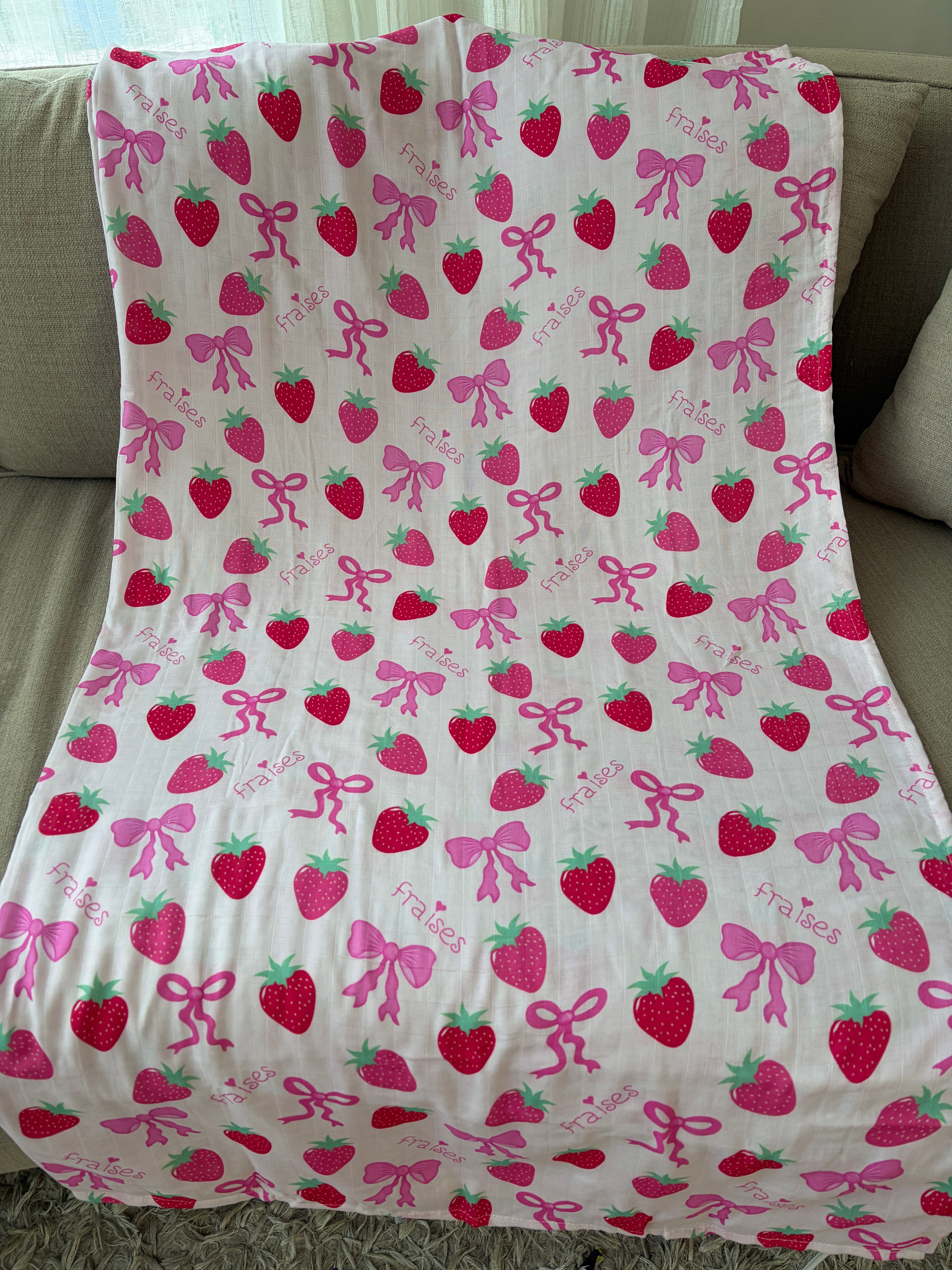 Couverture de mousseline: Irrésistibles fraises et boucles