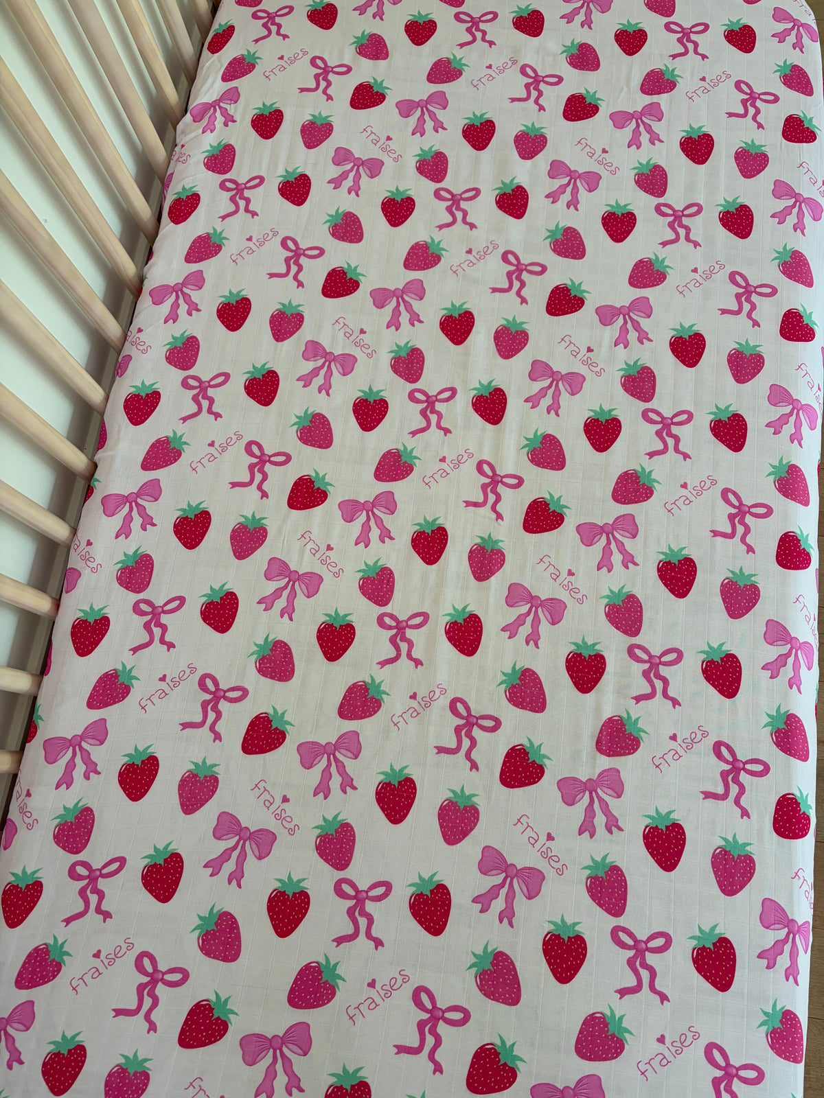 Drap contour pour bassinette en mousseline : Irrésistibles fraises et boucles