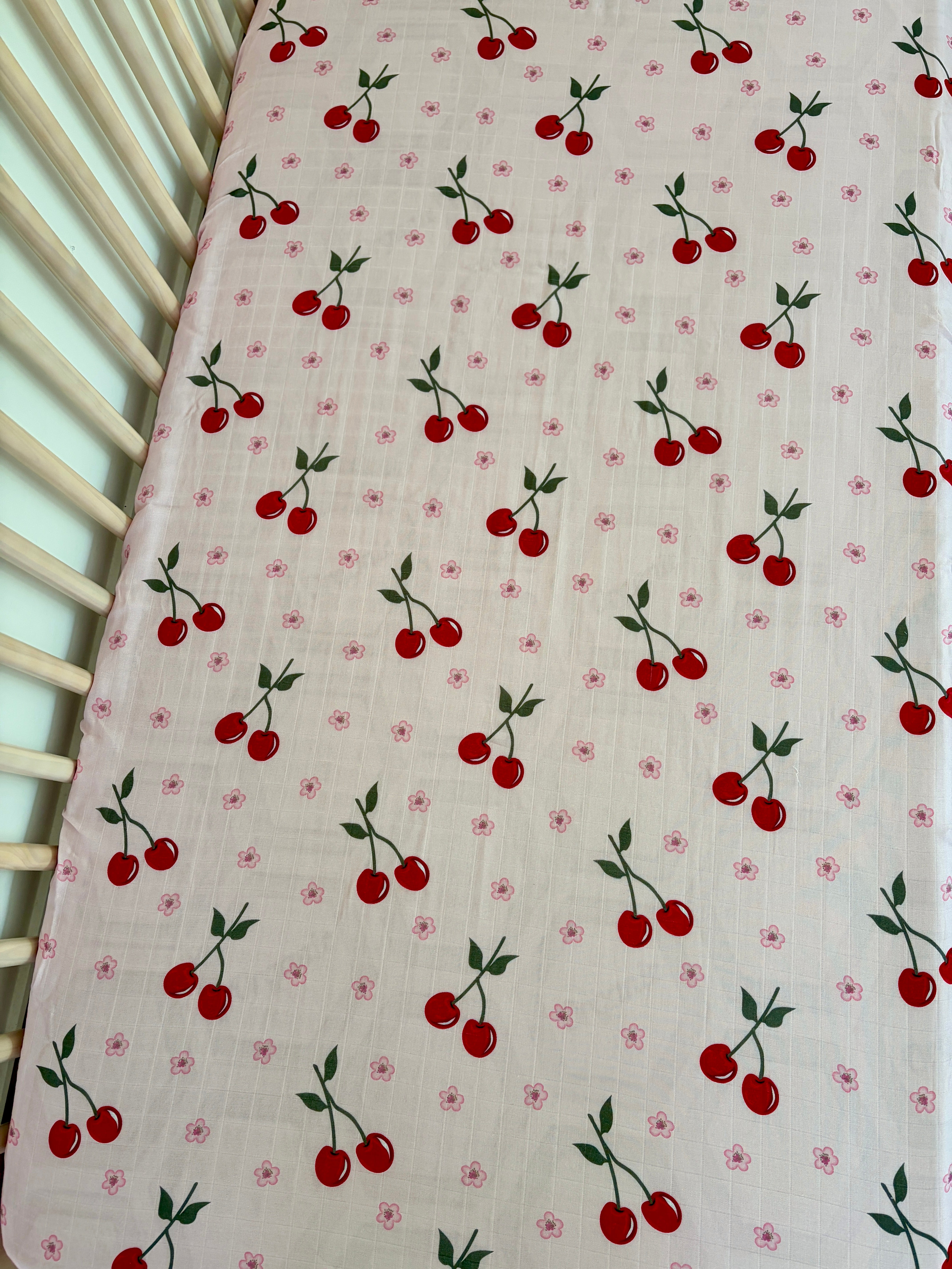 Drap contour pour bassinette en mousseline : Cerises exquises