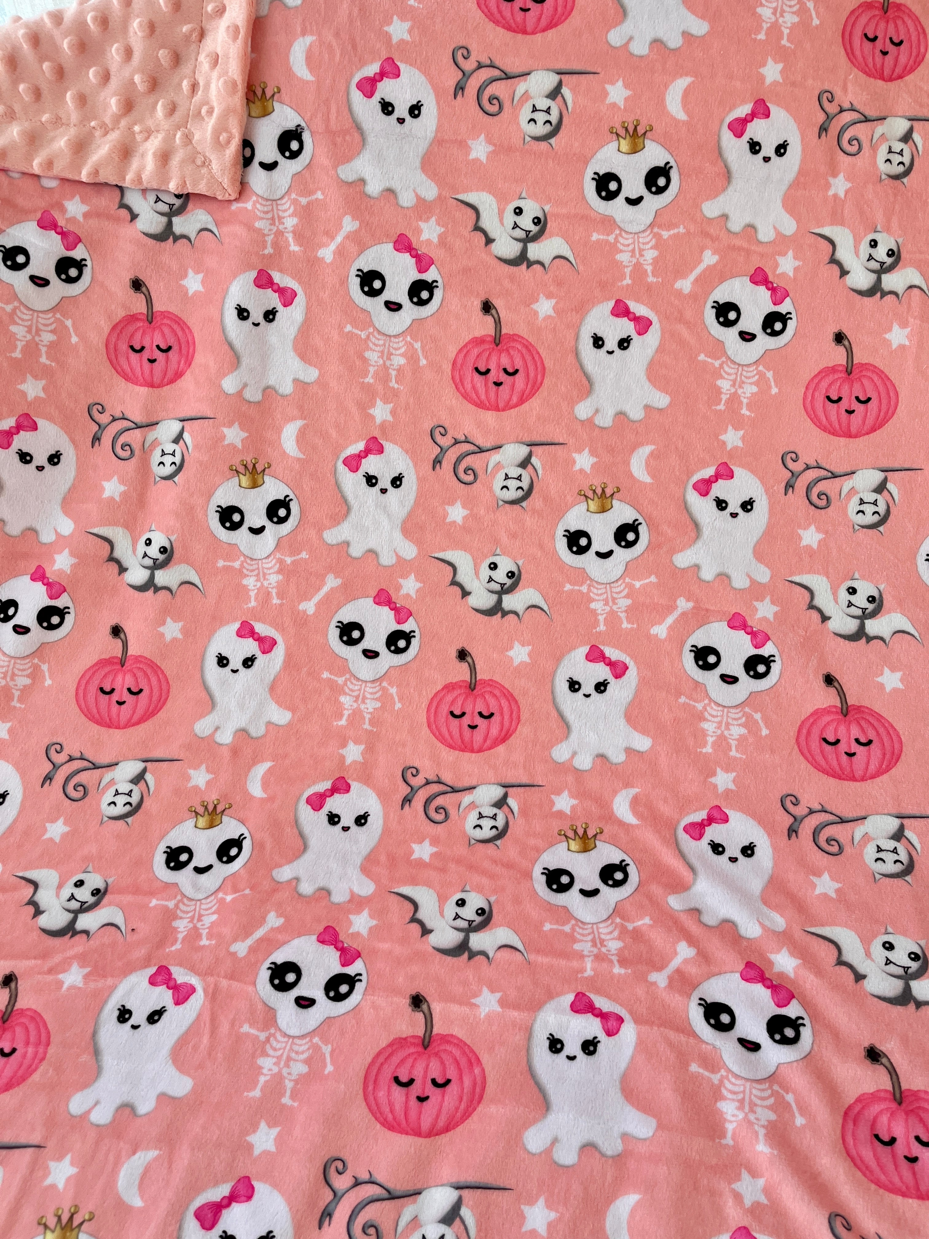 Couverture Géante : Squelettes drôles, fantômes mignons, chauves-souris coquettes et citrouilles endormies (fond rose)
