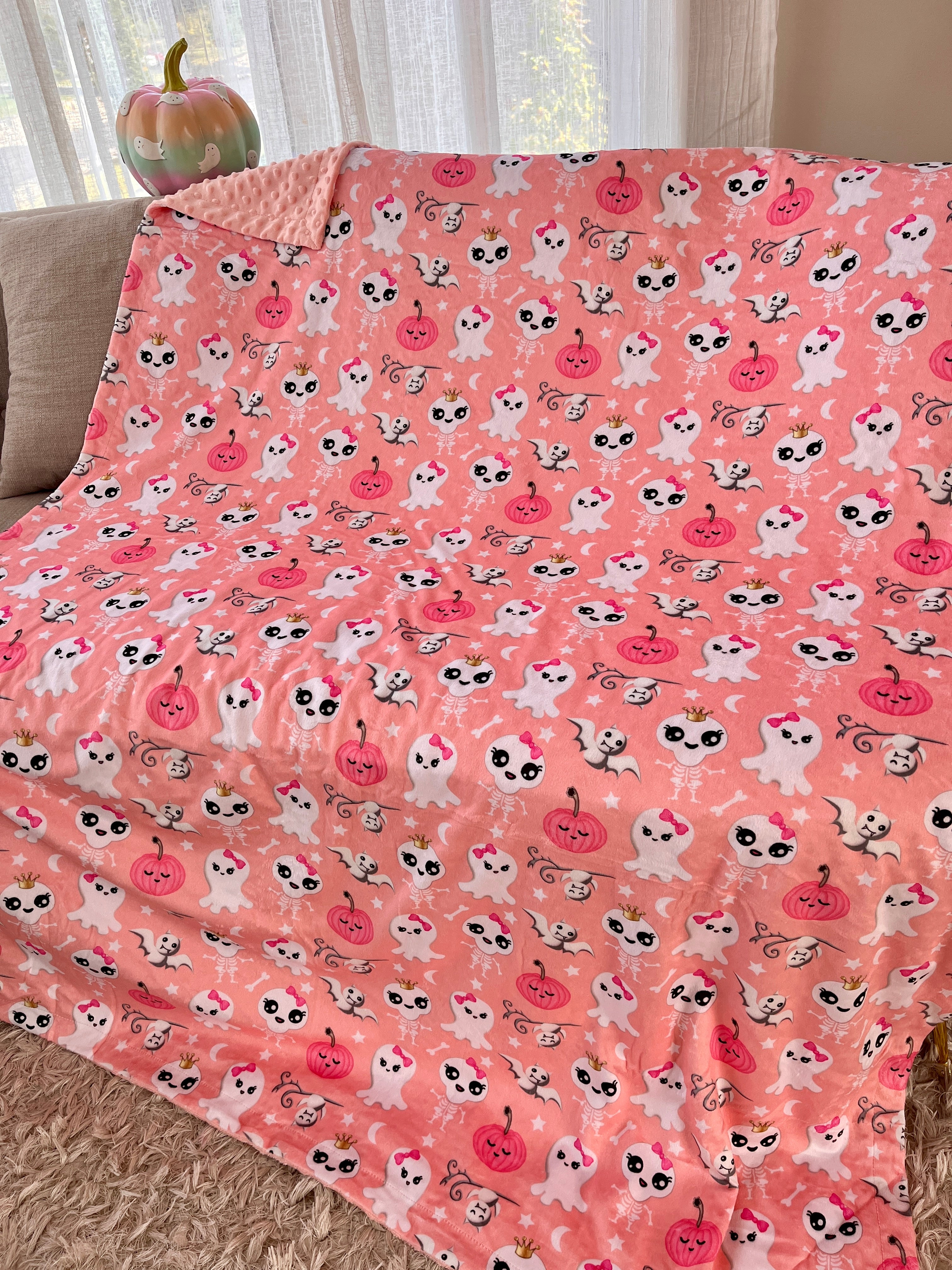 Couverture Moyenne : Squelettes drôles, fantômes mignons, chauves-souris coquettes et citrouilles endormies (fond rose)