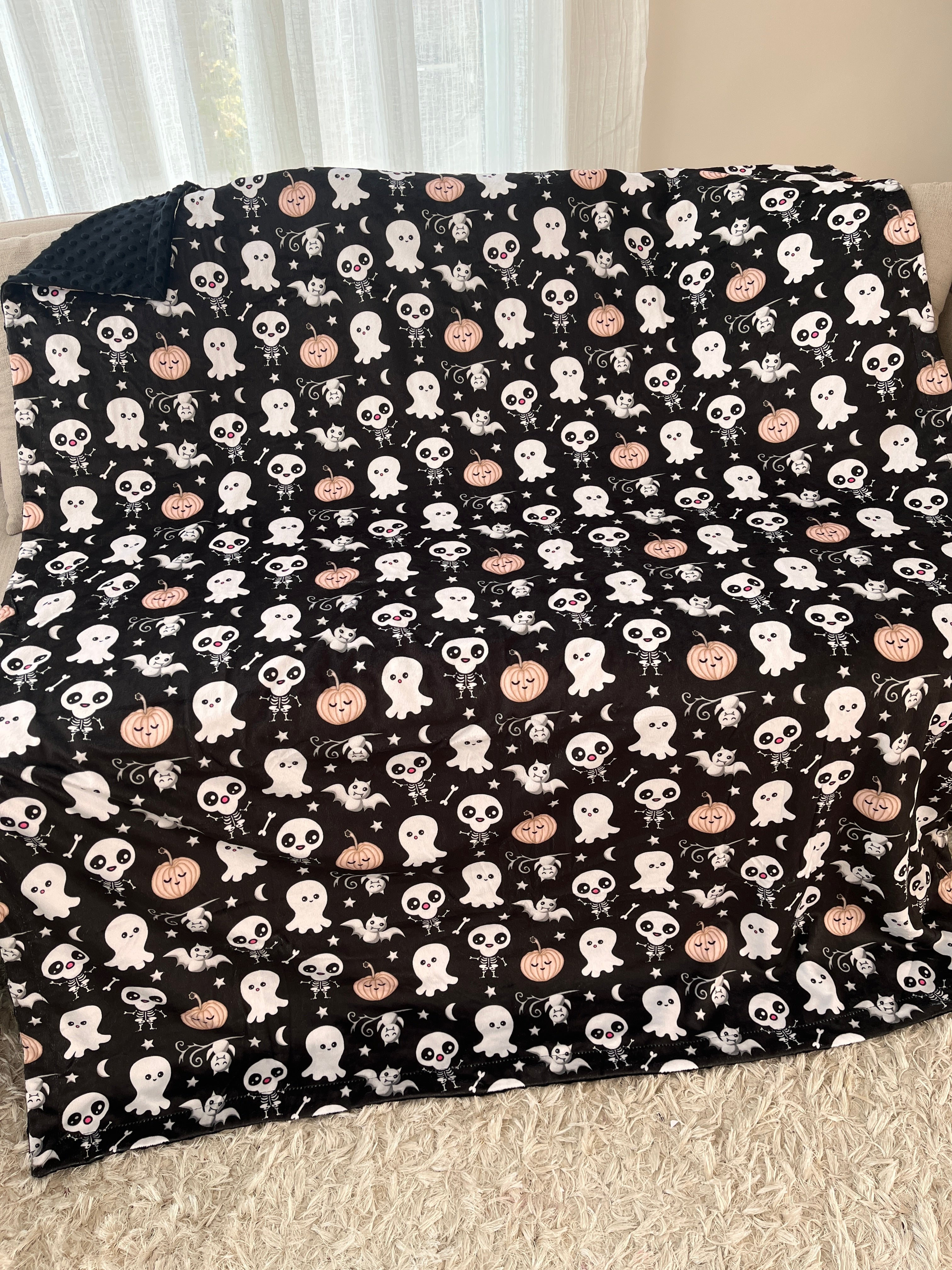 Couverture Moyenne : Squelettes drôles, fantômes mignons, chauves-souris coquettes et citrouilles endormies (fond noir)