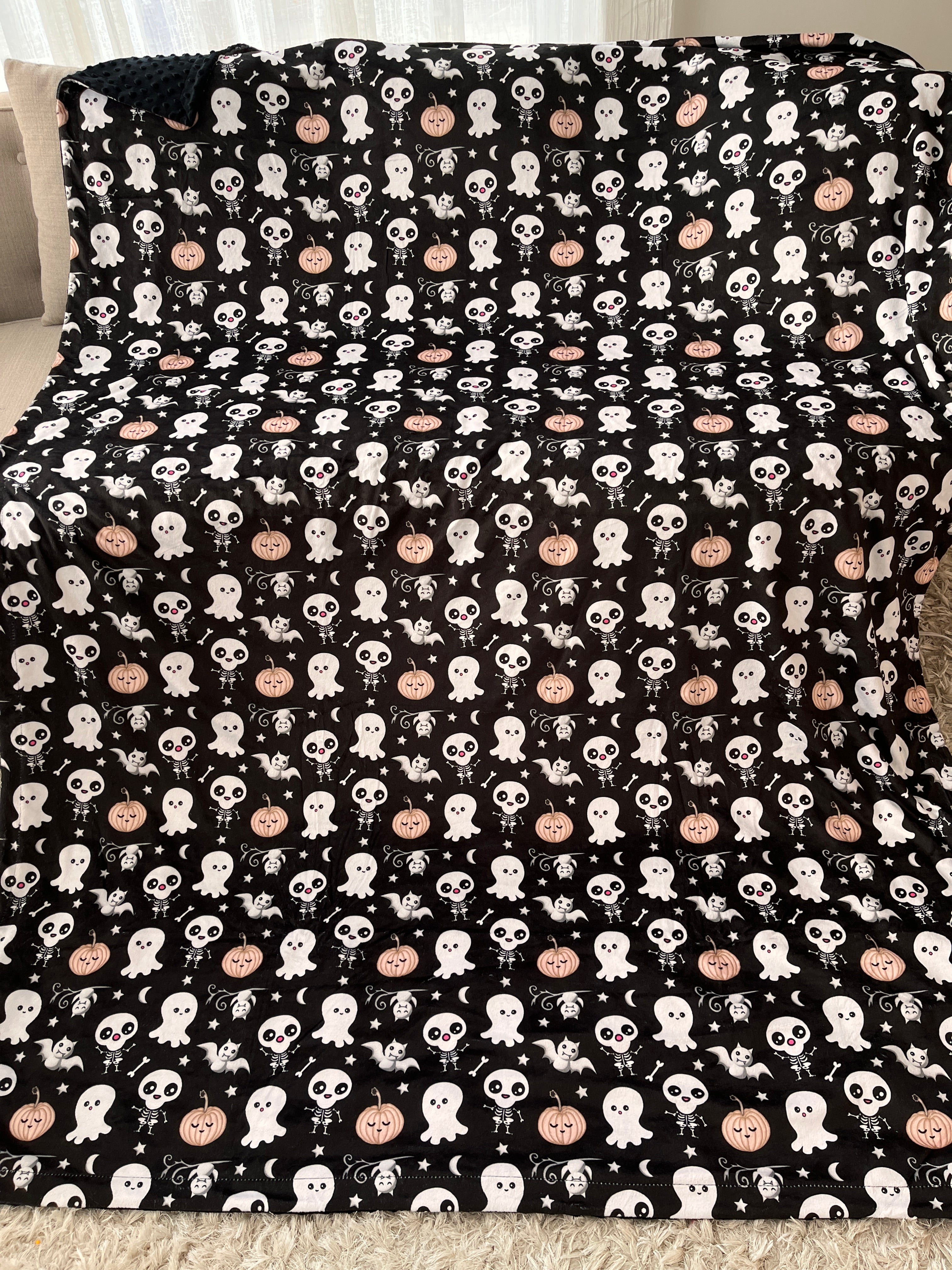 Couverture Géante : Squelettes drôles, fantômes mignons, chauves-souris coquettes et citrouilles endormies (fond noir)