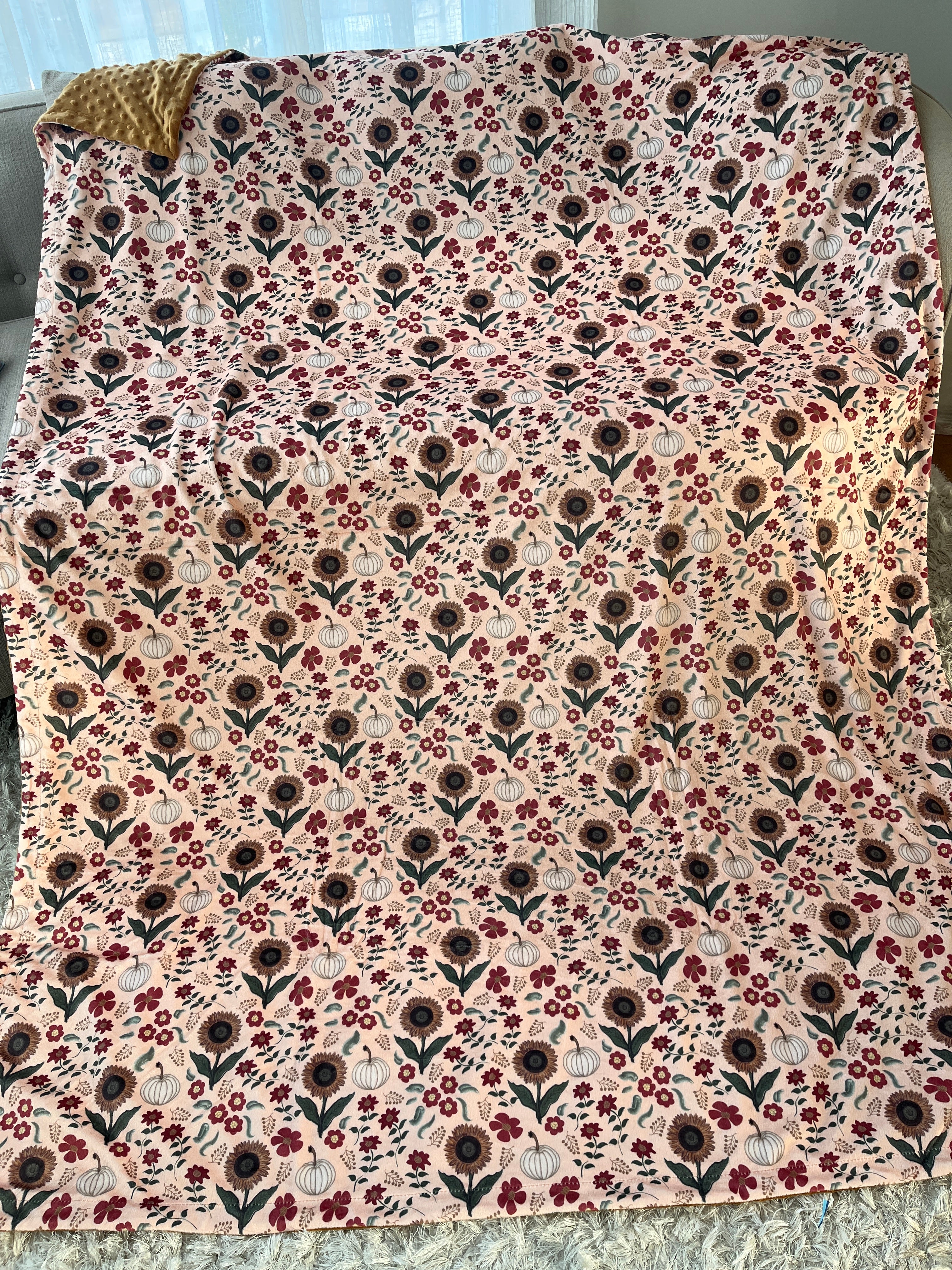 Couverture Géante : Motif floral de teinte bourgogne et petites citrouilles