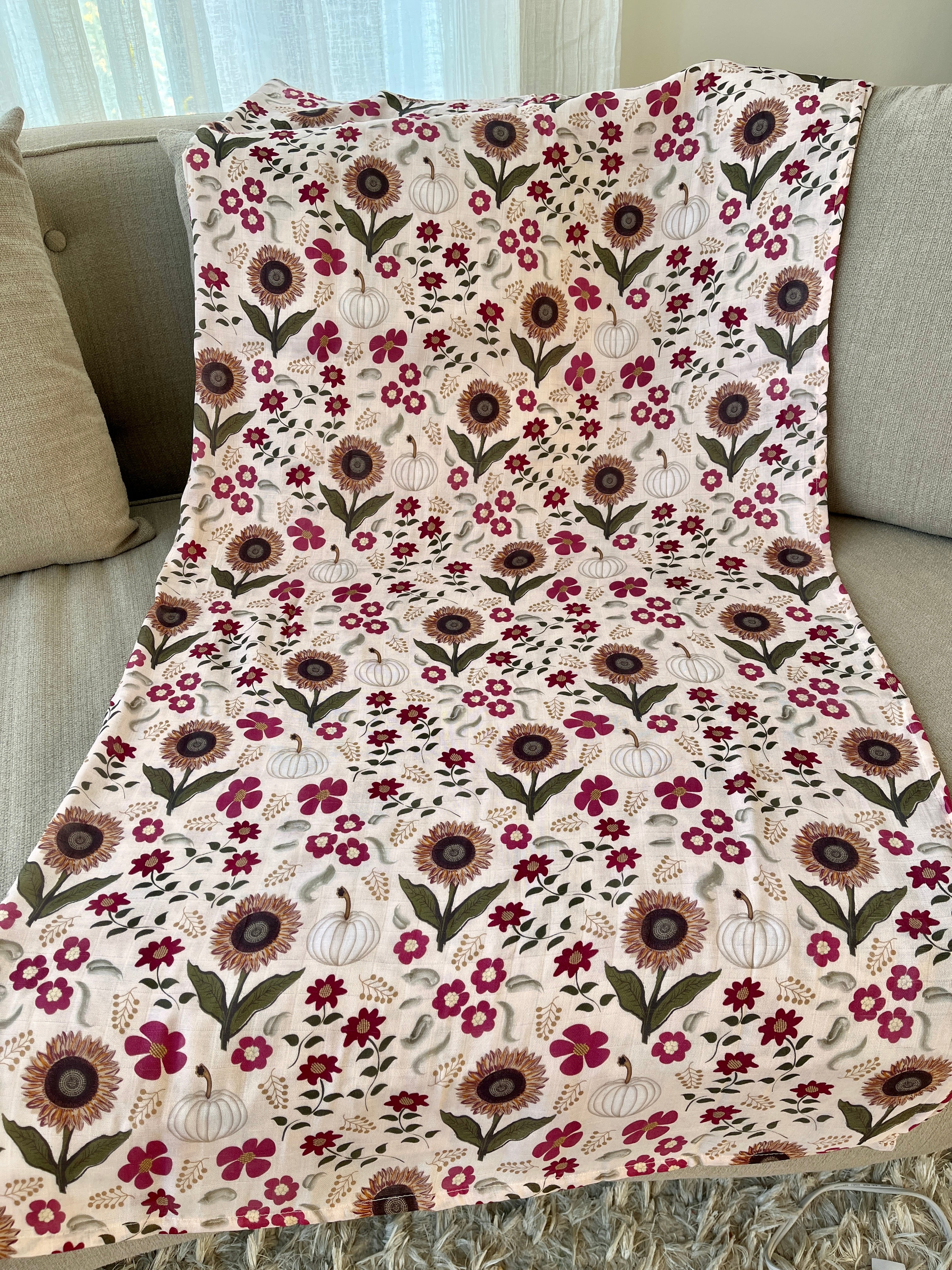 Couverture de mousseline: Motif floral de teinte bourgogne et petites citrouilles