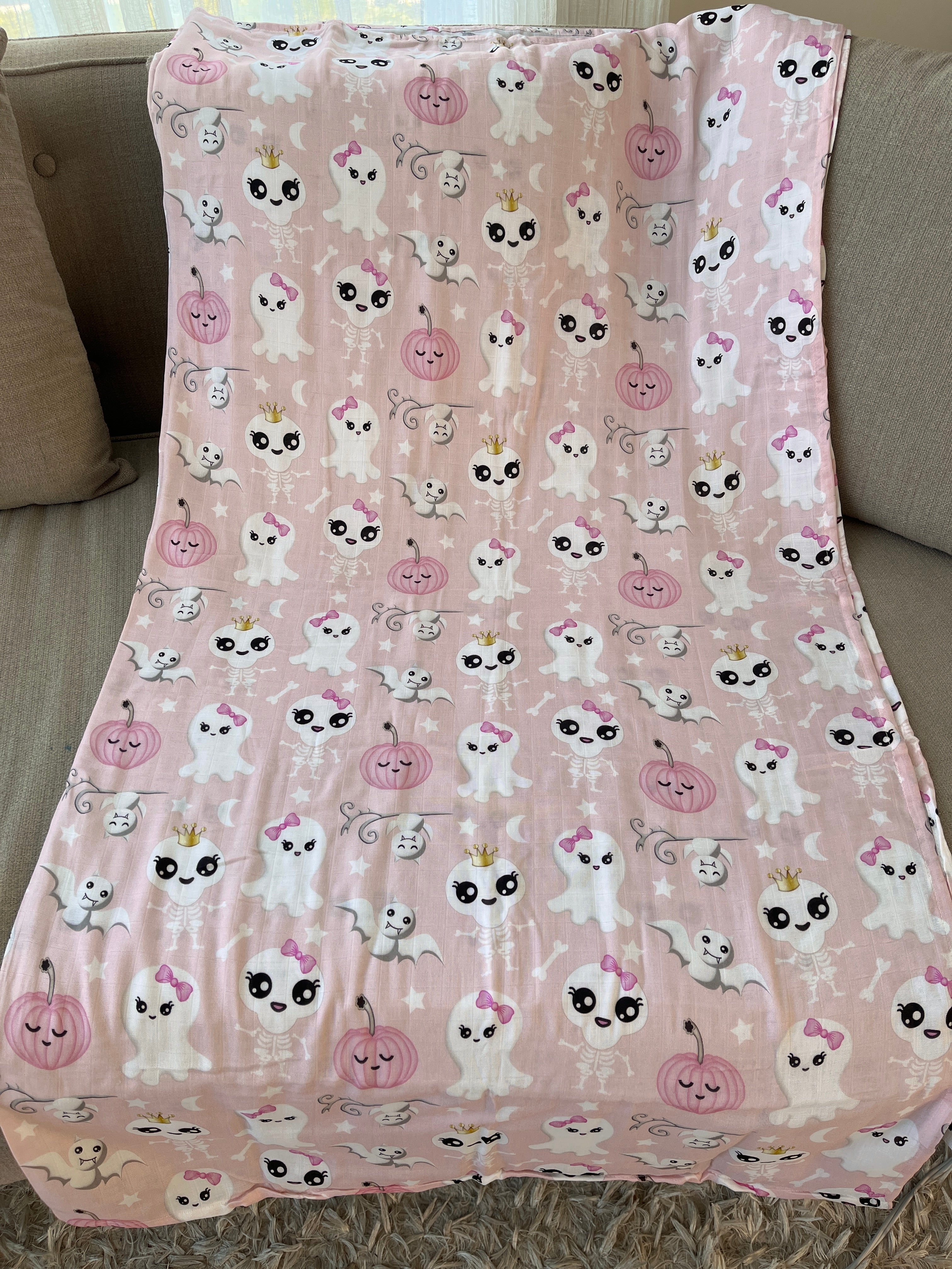 Couverture de mousseline: Squelettes drôles, fantômes mignons, chauves-souris coquettes et citrouilles endormies (fond rose)