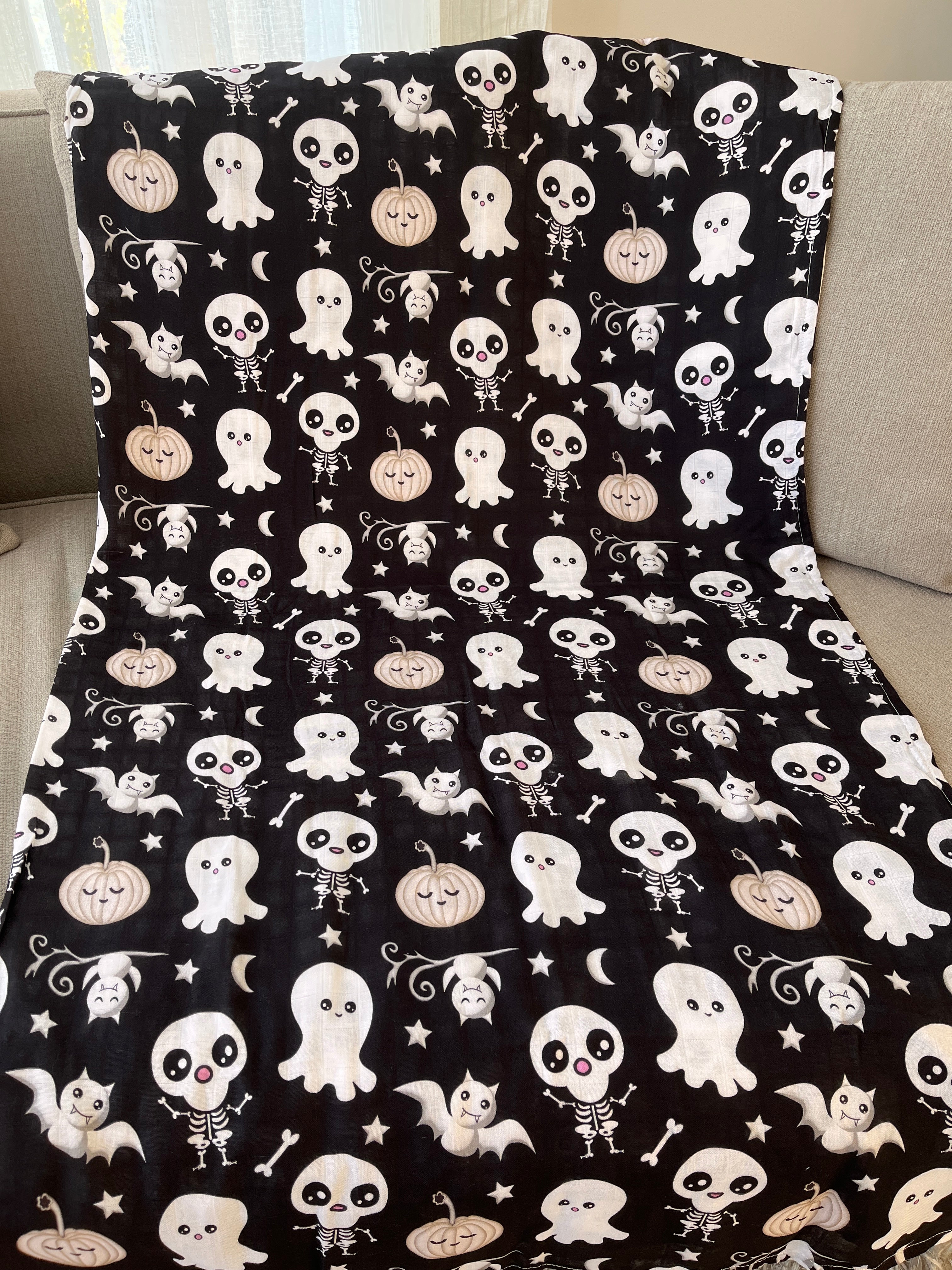 Couverture de mousseline: Squelettes drôles, fantômes mignons, chauves-souris coquettes et citrouilles endormies (fond noir)