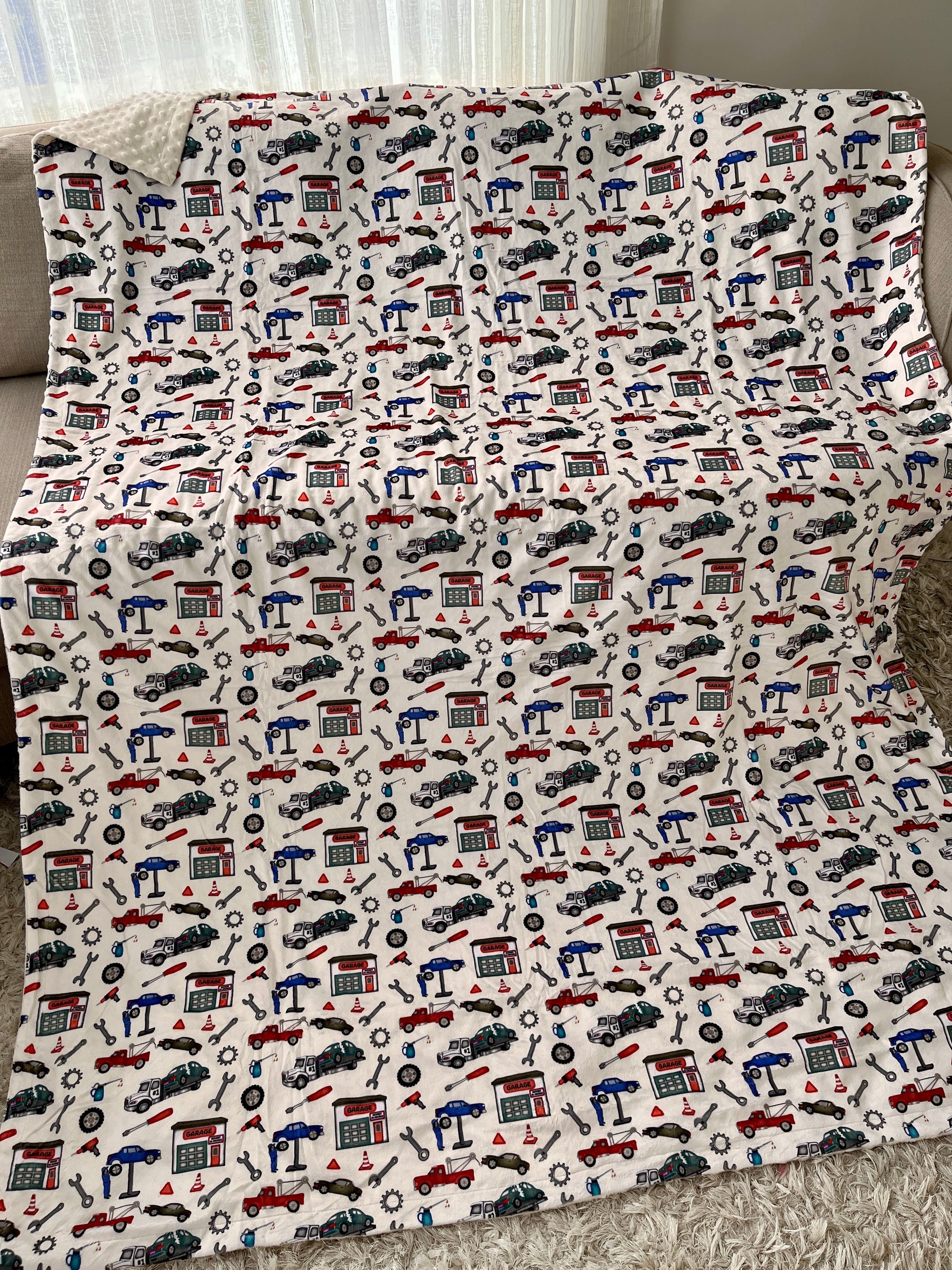 Couverture Géante : Mécaniciens et autos cassées