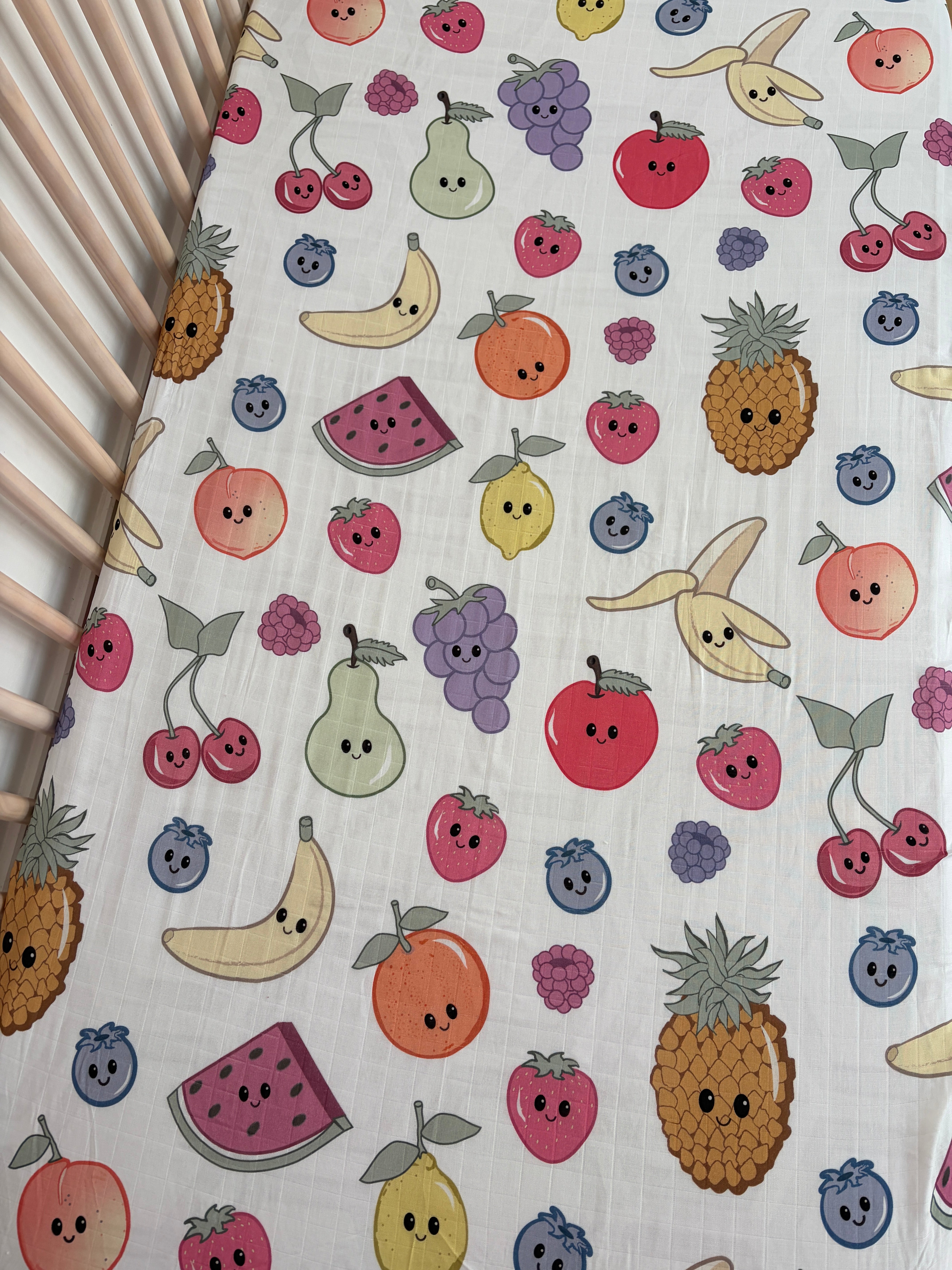 Drap contour pour bassinette en mousseline : Fruits mignons (fond blanc)