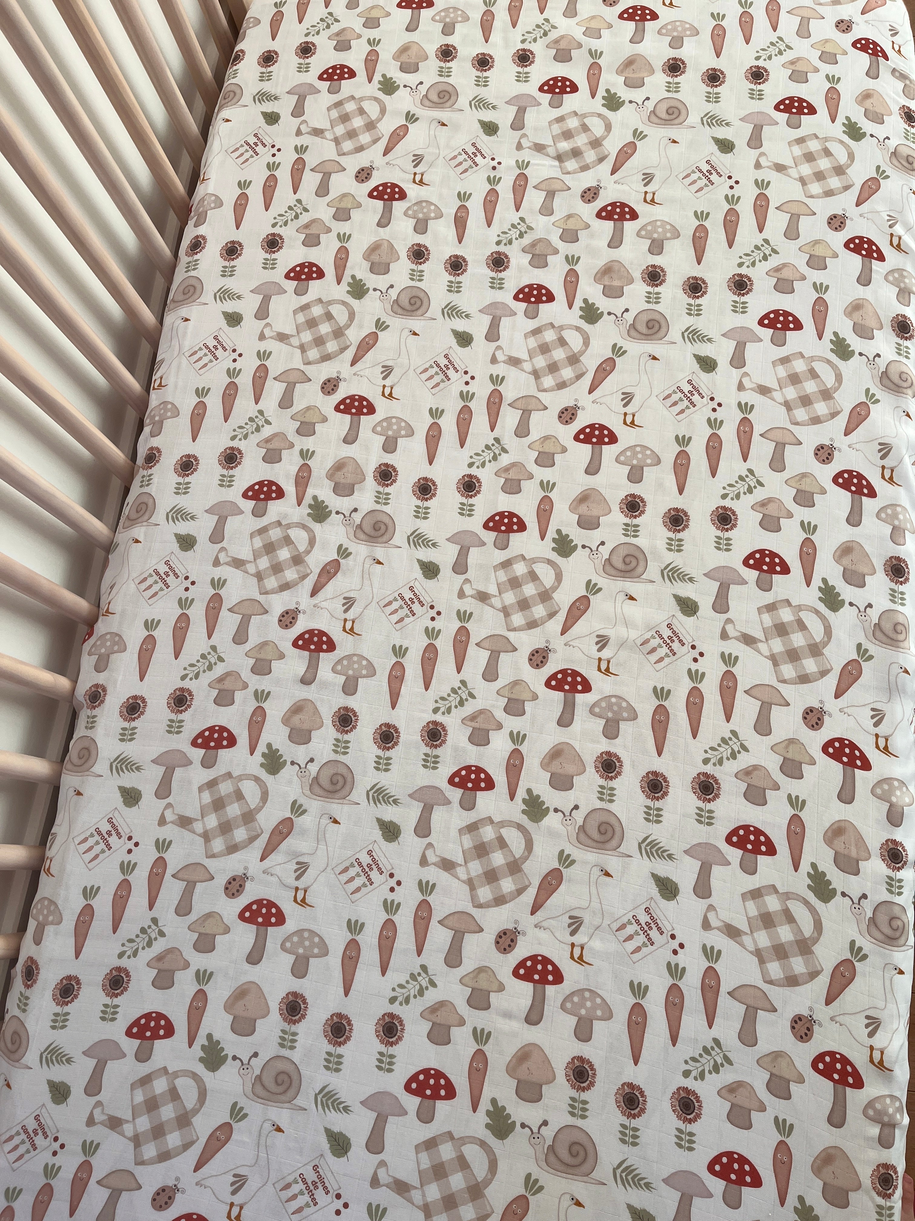 Drap contour pour bassinette en mousseline : Oies dans un jardin de carottes collection monde merveilleux