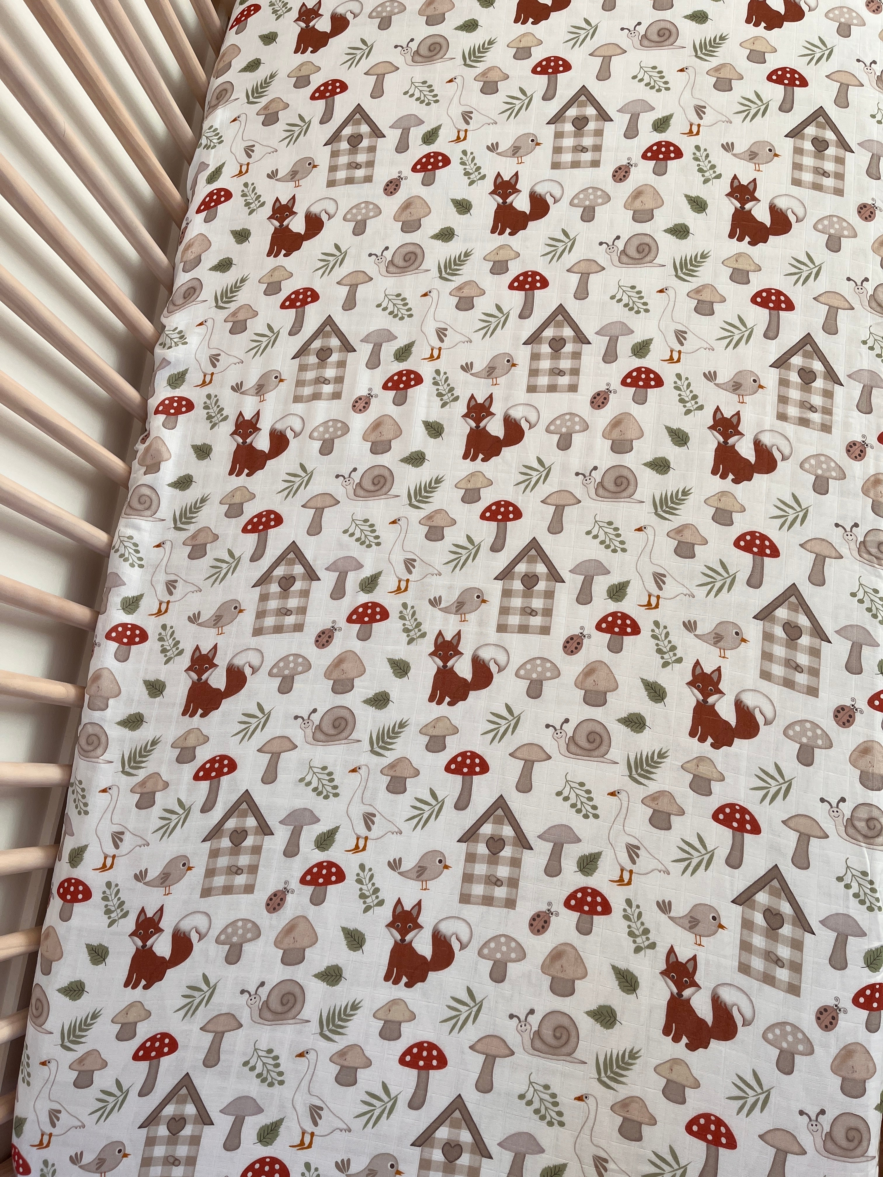 Drap contour pour bassinette en mousseline : Renards, oies et cabanes à oiseaux collection monde merveilleux