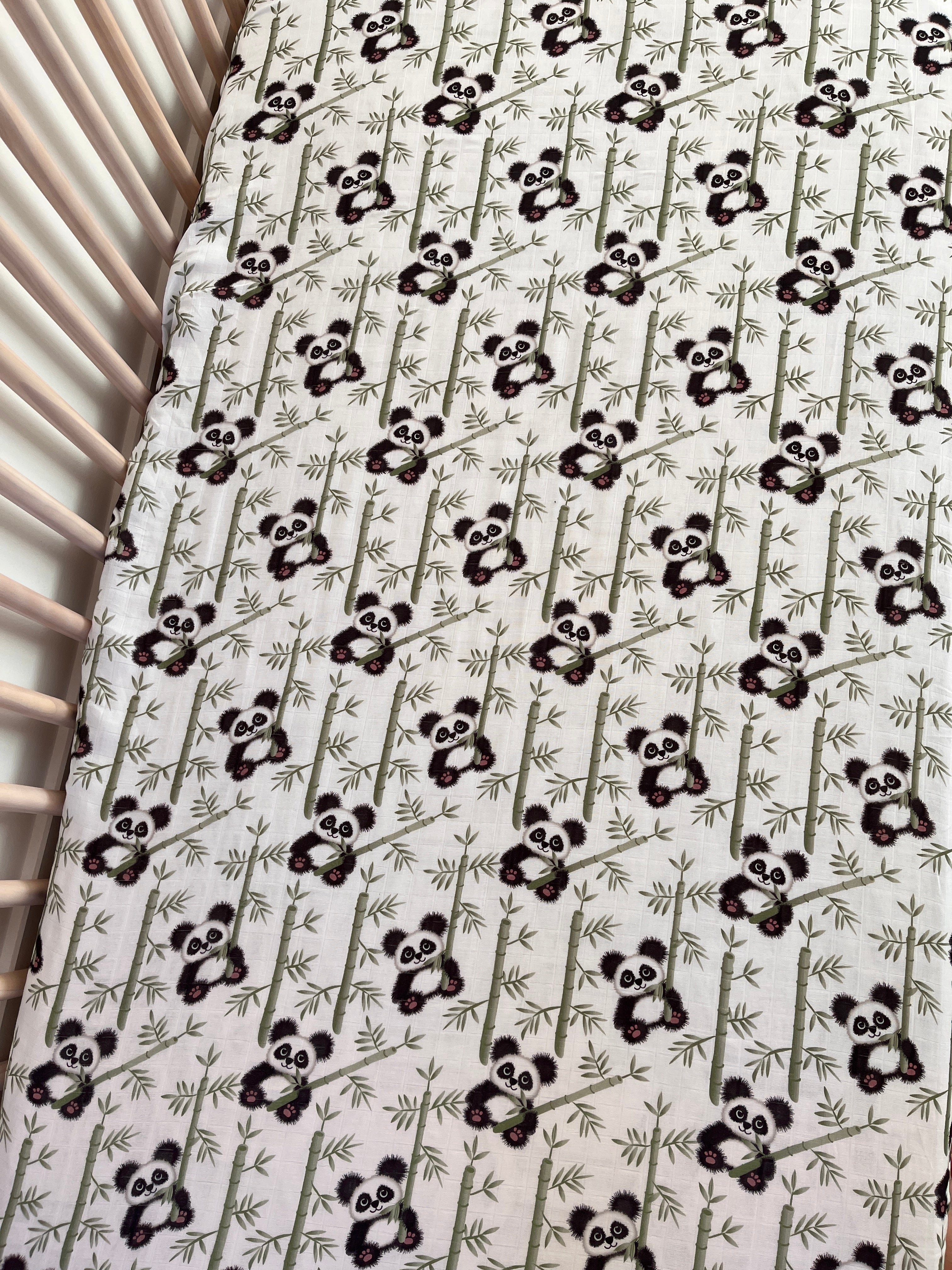 Drap contour pour bassinette en mousseline : Pandas dans une forêt de bambous