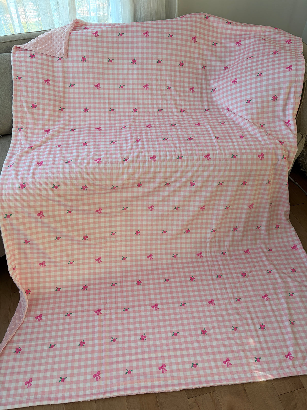 Couverture Géante : Motif gingham rose, roses et boucles