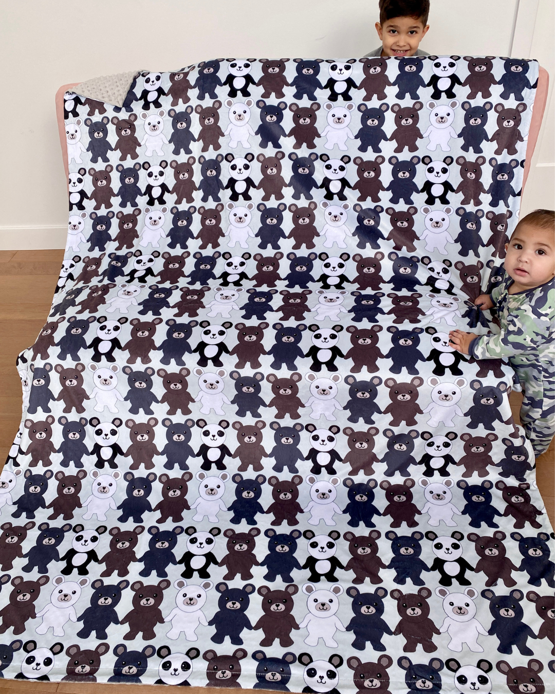 Couverture Géante : Tenons-nous la main (pandas et oursons)